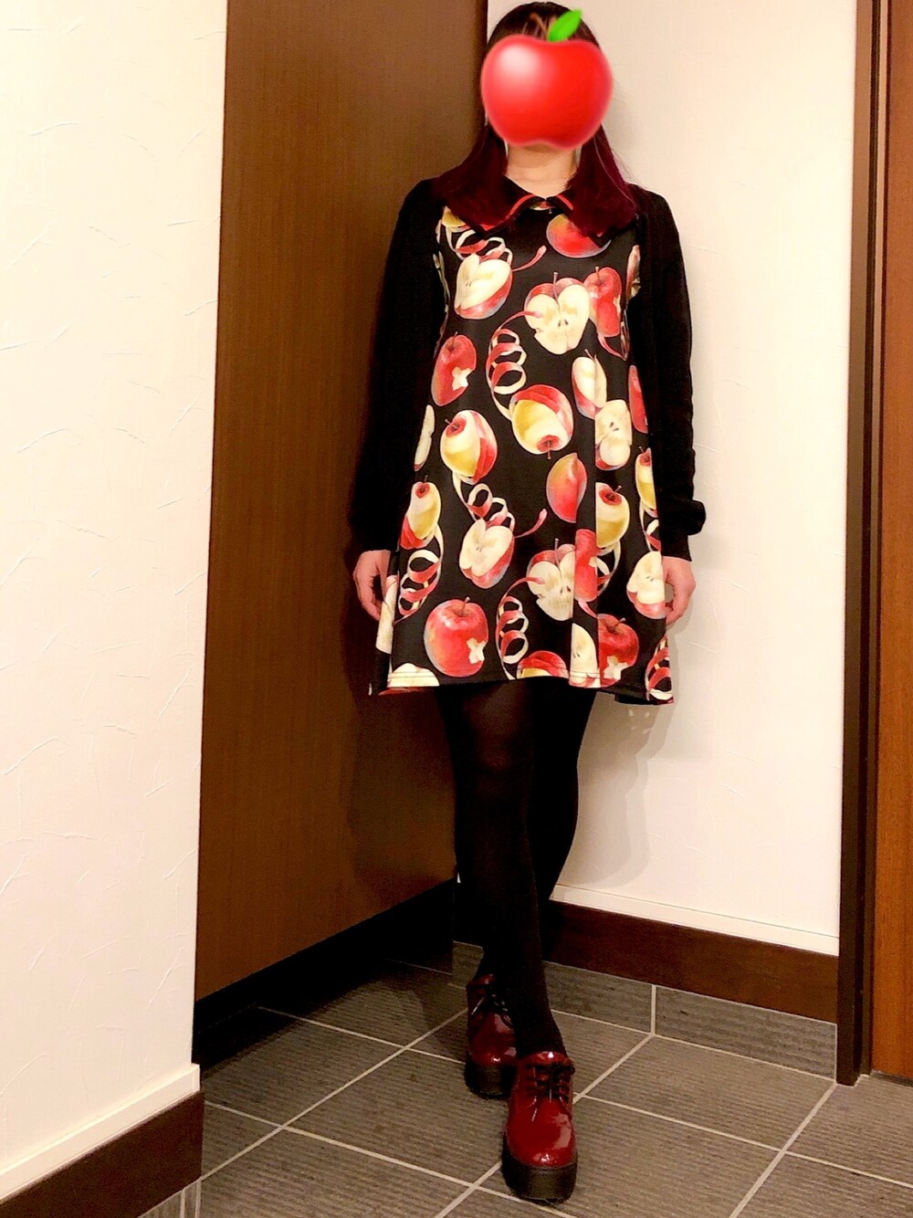 「秋のコーデ、DrugHoney、FOREVER 21、GAP、ワンピース、りんご、ローファー、個性的、紫髪、原宿」｜「Drug Honeyのアイテム（ワンピース、レッド系）」を使った、ぬっちさん（レディース・159cm）の秋コーディネートの1枚目の写真