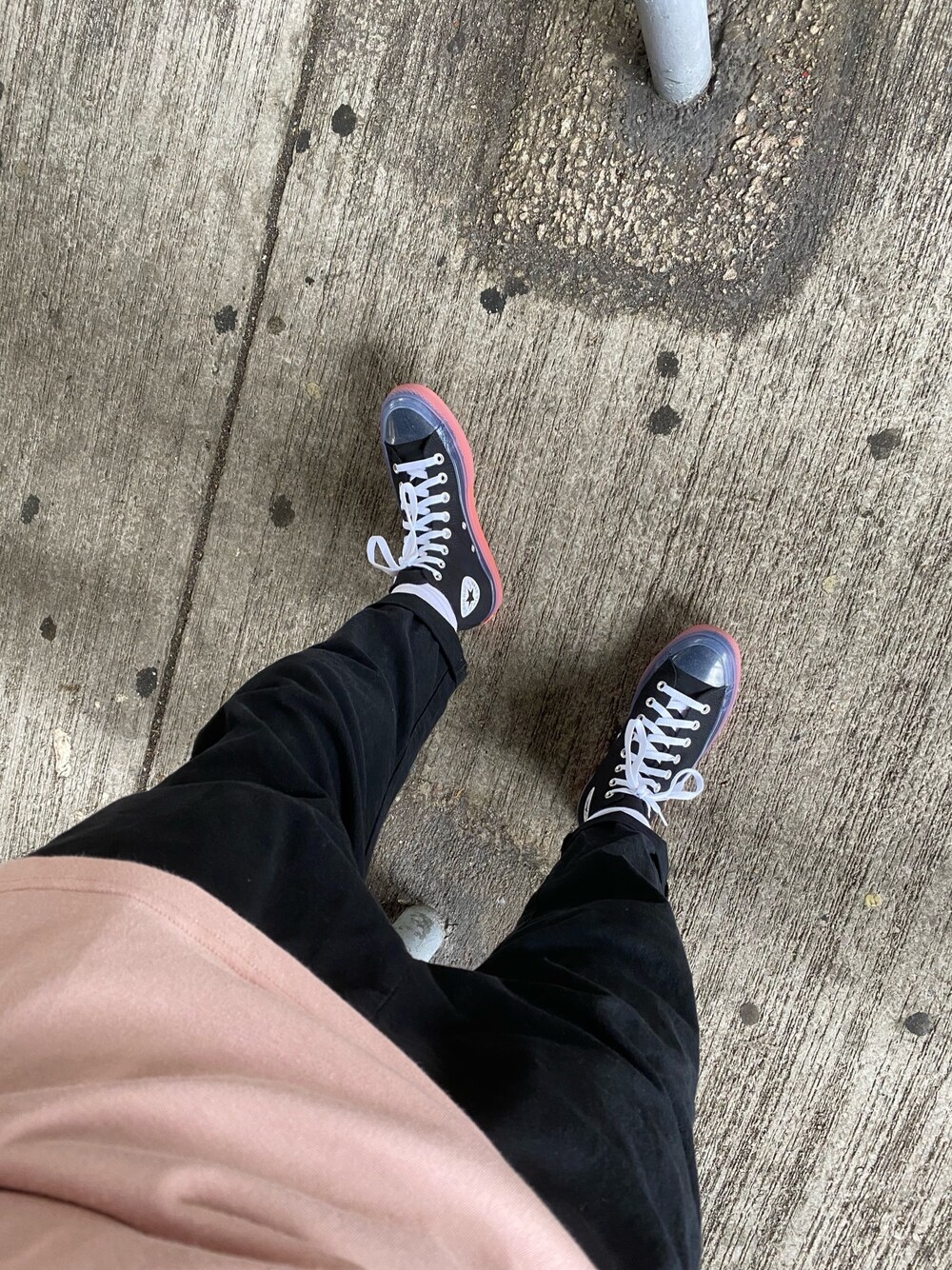 「jethrotang、jethrotang鄧柏軒、鄧柏軒、休閒、街頭穿搭、converse、CONVERSE1970、工裝褲、hongkong、oversize」｜「CONVERSE ALL STARのアイテム（シューズ、ブラック系）」を使った、Jethro Tangさん（メンズ・164cm）の春コーディネートの1枚目の写真