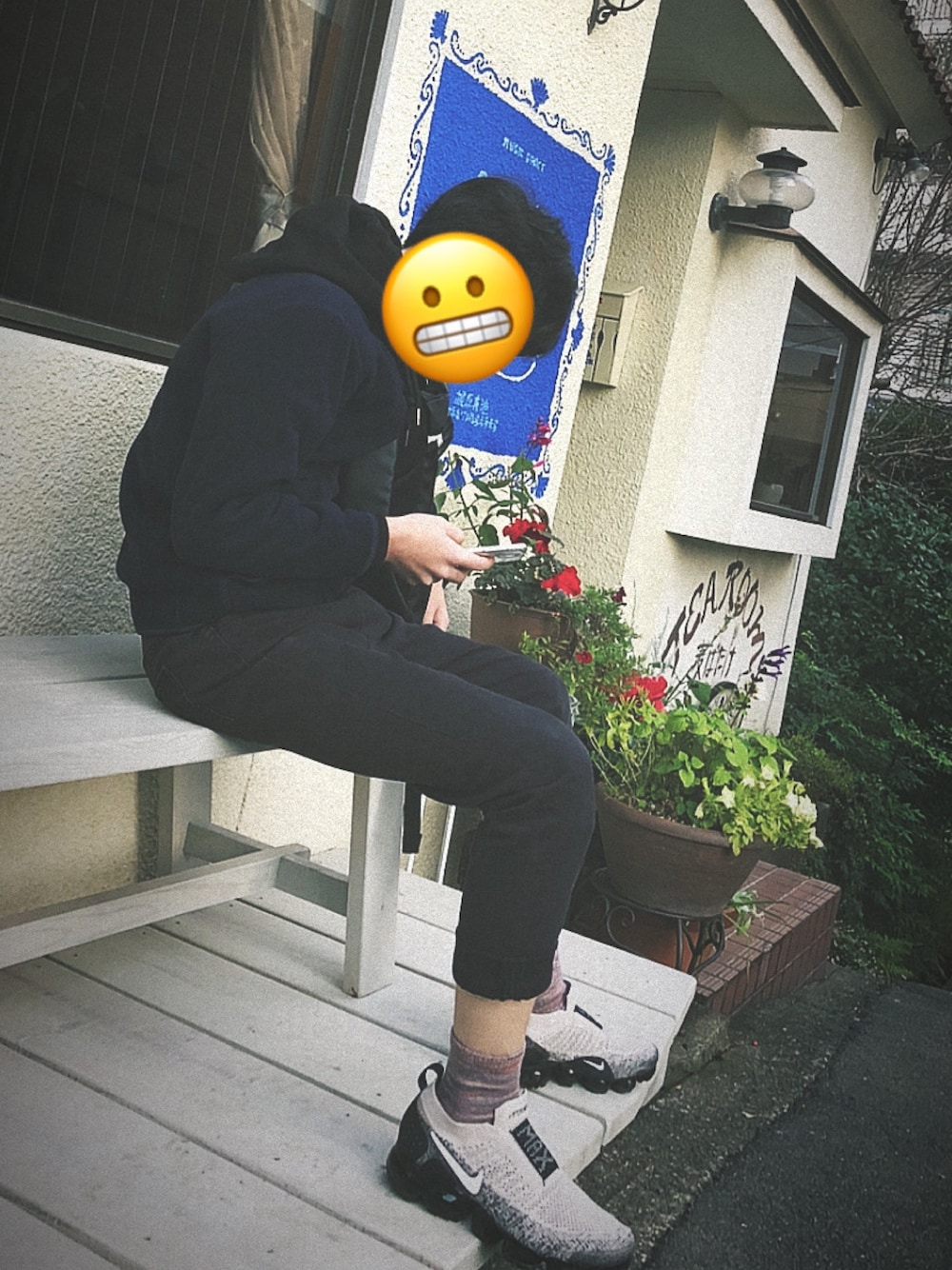 「休閒、球鞋、jethrotang、jethrotang鄧柏軒、鄧柏軒、Japan」｜「UNIQLOのMEN ストレッチスキニーフィットカラージーンズ（デニムパンツ、ブラック系）」を使った、Jethro Tangさん（メンズ・164cm）の春コーディネートの1枚目の写真