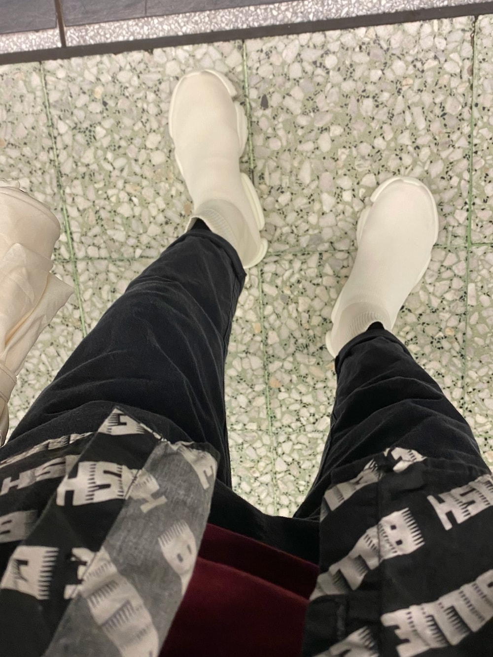 「jethrotang、jethrotang鄧柏軒、1thro、鄧柏軒、球鞋、reebok」｜「Reebokの【Reebok】SOCK RUN R CN4591（スニーカー、ホワイト系）」を使った、Jethro Tangさん（メンズ・166cm）の秋コーディネートの1枚目の写真