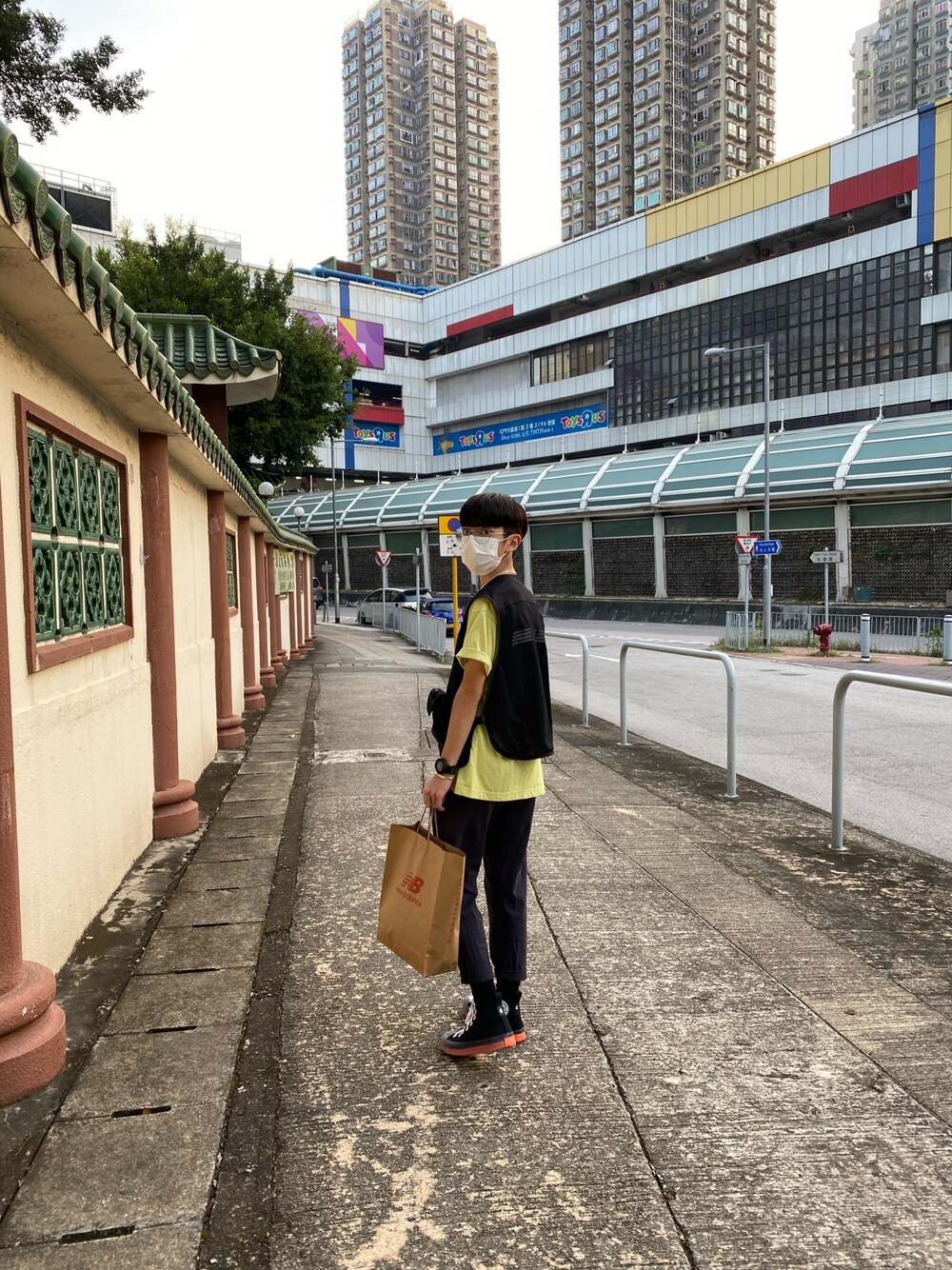 「街頭穿搭、馬甲、NIKE、Hong Kong、converse、New Balance、jethrotang、jethrotang鄧柏軒、jethro、鄧柏軒」｜「UNIQLOのアイテム（トップス、グリーン系）」を使った、Jethro Tangさん（メンズ・166cm）の秋コーディネートの1枚目の写真