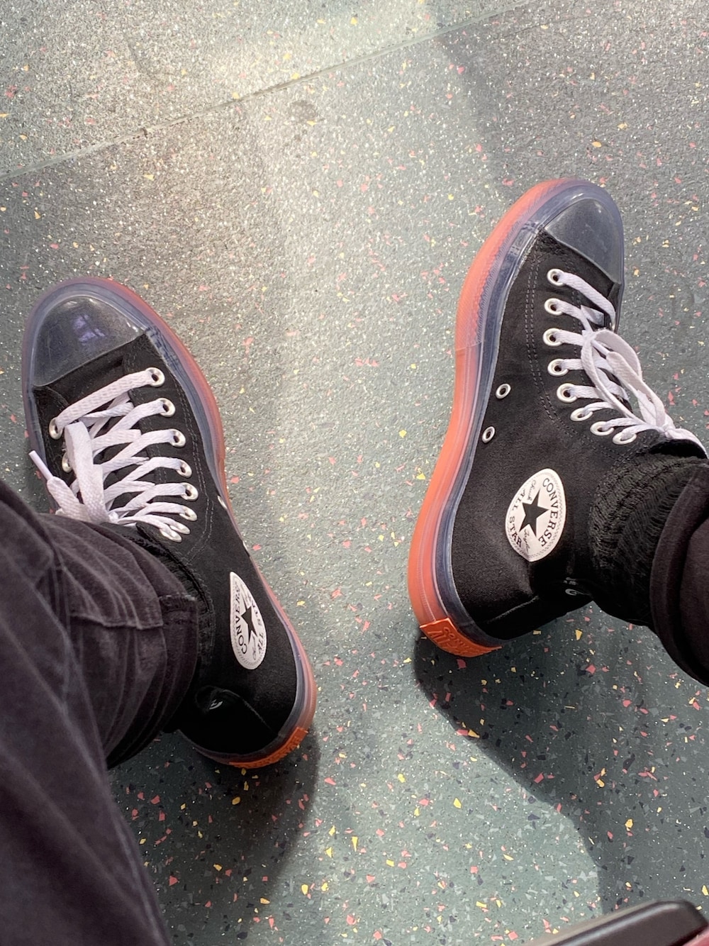 「街頭穿搭、jethrotang、jethro、jethrotang鄧柏軒、鄧柏軒、休閒、converse、UNIQLO、Hong Kong、hkig」｜「CONVERSE ALL STARのアイテム（シューズ、ブラック系）」を使った、Jethro Tangさん（メンズ・166cm）の秋コーディネートの1枚目の写真