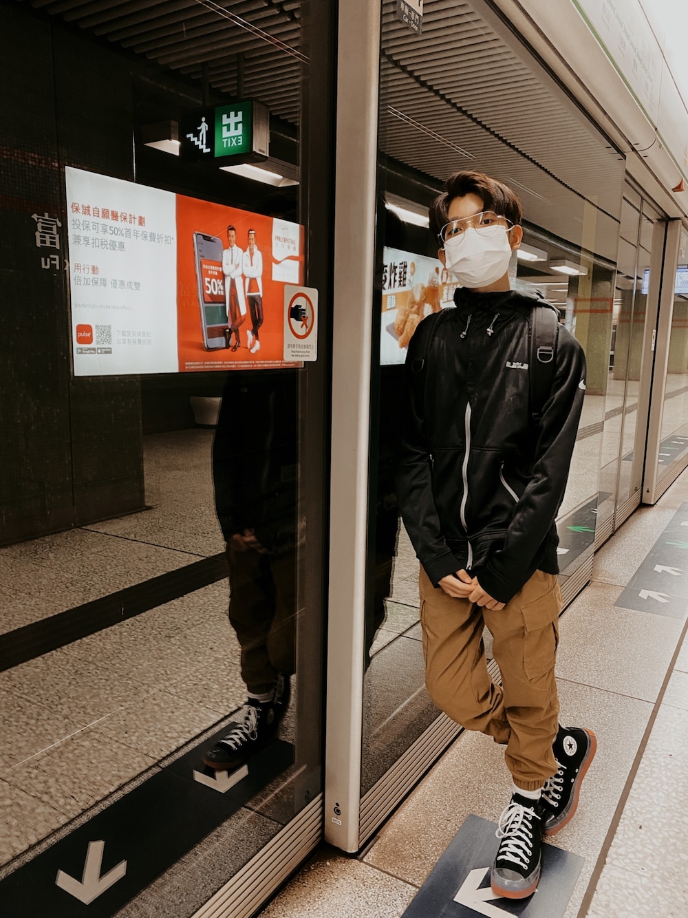 「街頭穿搭、休閒、Hong Kong、jethro、jethrotang、jethrotang鄧柏軒、鄧柏軒、工裝褲、converse、Gregory」｜「NIKEのアイテム（ジャケット/アウター、ブラック系）」を使った、Jethro Tangさん（メンズ・166cm）の秋コーディネートの1枚目の写真