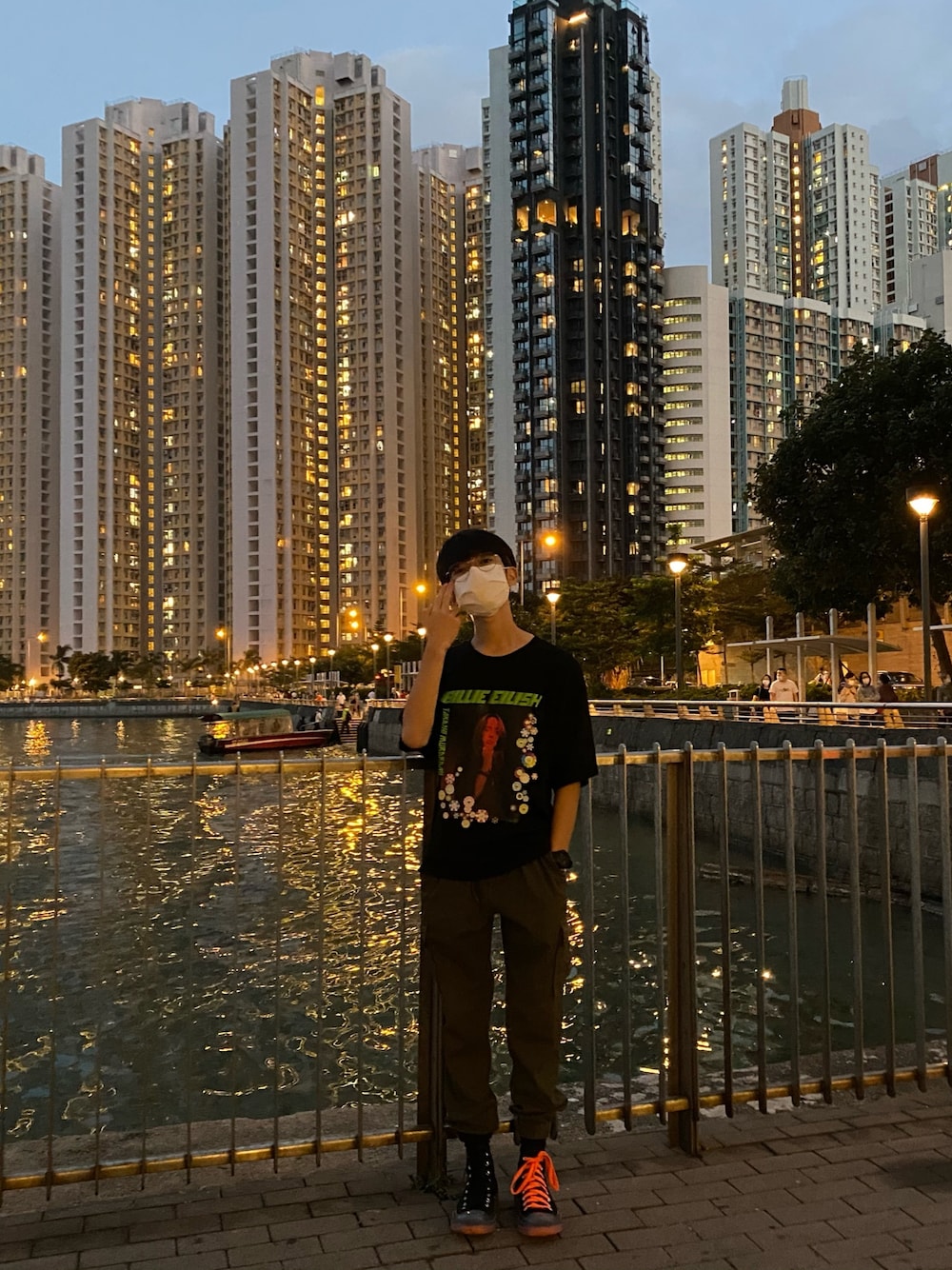 「jethrotang鄧柏軒、jethrotang、jethro、街頭穿搭、hkboy、hongkong、休閒、converse、hkig、oversize」｜「UNIQLOのアイテム（Tシャツ/カットソー、ブラック系）」を使った、Jethro Tangさん（メンズ・166cm）の秋コーディネートの1枚目の写真