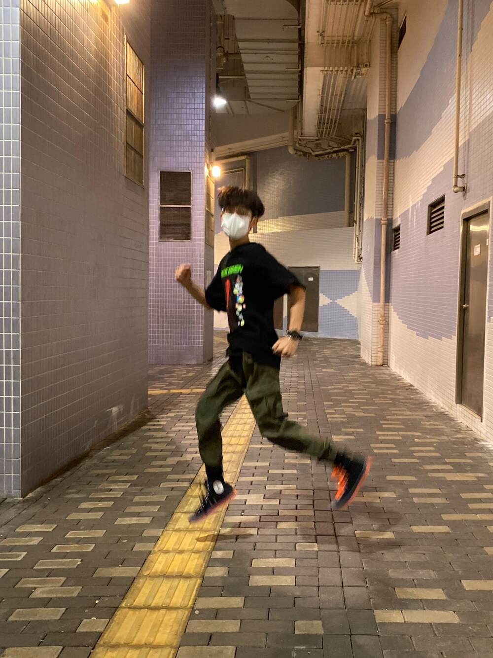 「Hong Kong、UNIQLO、jethrotang、jethrotang鄧柏軒、鄧柏軒、oversize、converse、休閒、工裝褲、日系極簡」｜「UNIQLOのアイテム（Tシャツ/カットソー、ブラック系）」を使った、Jethro Tangさん（メンズ・166cm）の秋コーディネートの1枚目の写真