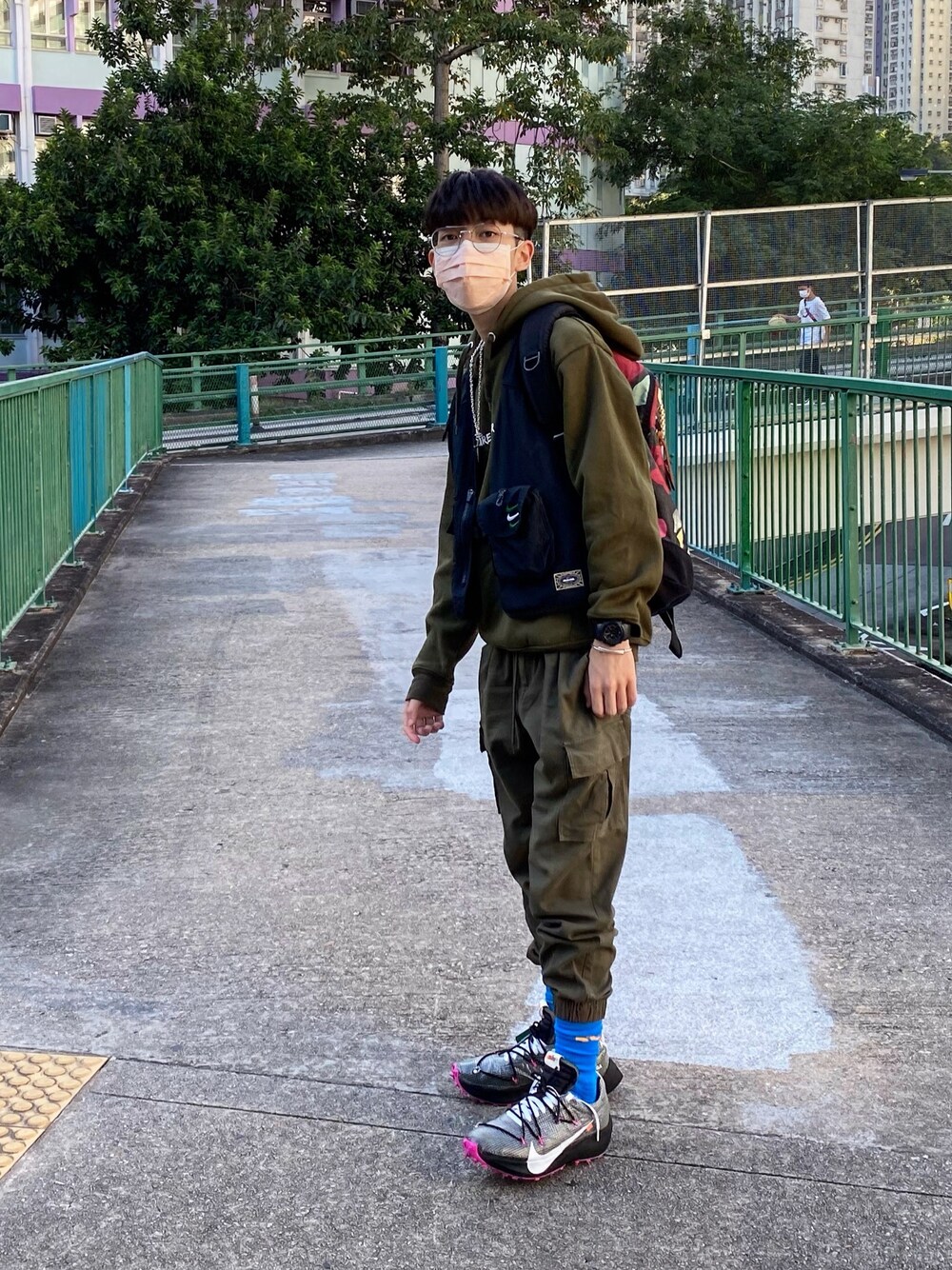 「NIKE、off white、Nike x offwhite、Gregory、Hong Kong、jethrotang鄧柏軒、jethrotang、jethro、鄧柏軒、街頭穿搭」｜「POLOのアイテム（パンツ、グリーン系）」を使った、Jethro Tangさん（メンズ・166cm）の秋コーディネートの1枚目の写真