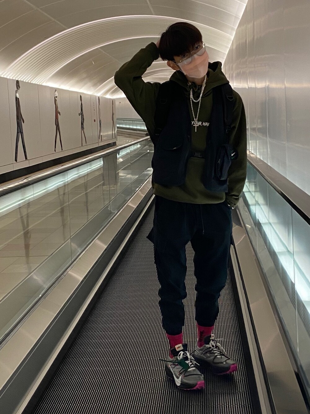「NIKE、off white、Hong Kong、jethrotang、jethrotang鄧柏軒、鄧柏軒、nikeoffwhite、Gregory、街頭穿搭、馬甲」｜「NIKEのアイテム（ジャケット/アウター、ブラック系）」を使った、Jethro Tangさん（メンズ・166cm）の冬コーディネートの1枚目の写真