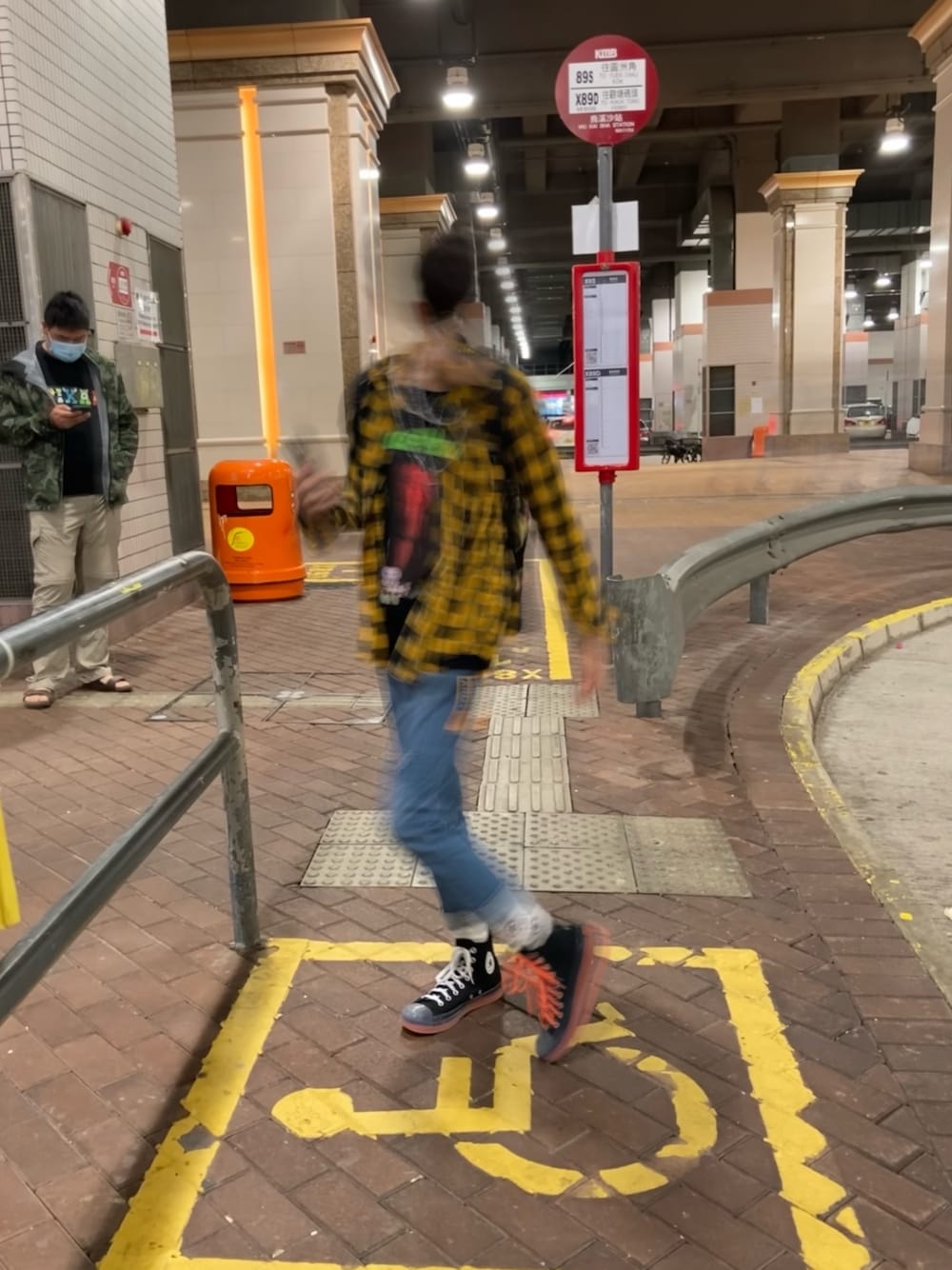 「converse、Gregory、Hong Kong、UNIQLO、牛仔褲、復古、街頭穿搭、休閒」｜「CONVERSEのアイテム（シューズ、ブラック系）」を使った、Jethro Tangさん（メンズ・166cm）の冬コーディネートの1枚目の写真