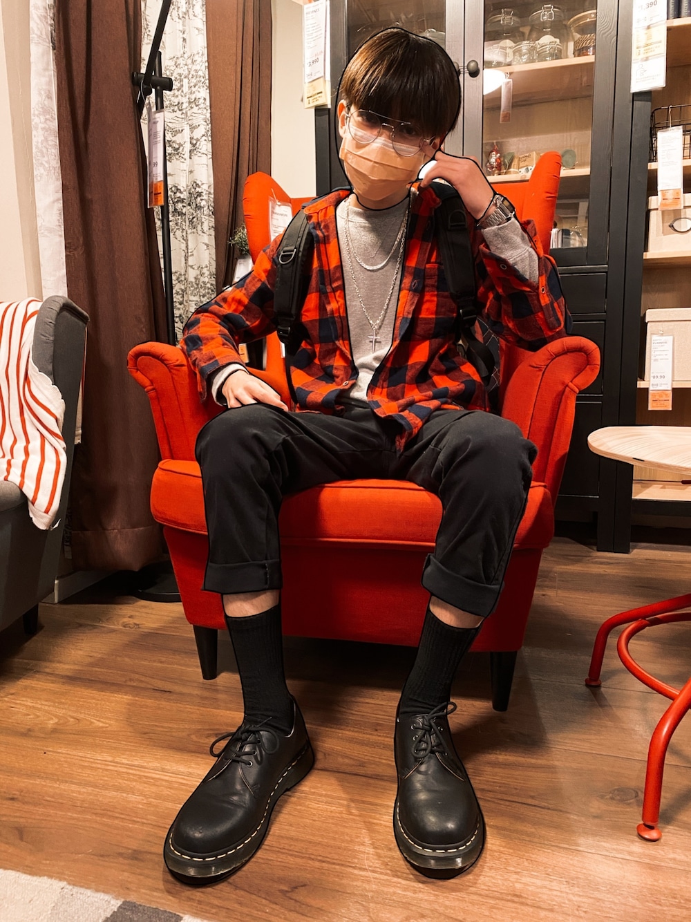 「街頭穿搭、Dr.Martens、Champion、ZARA、UNIQLO、CASIO、Hong Kong、jethrotang、jethrotang鄧柏軒、鄧柏軒」｜「Dr. MartensのDr.Martens / ドクターマーチン 1461 3EYE GIBSON SHOE 3ホール ギブソン シューズ（ドレスシューズ、ホワイト系）」を使った、Jethro Tangさん（メンズ・166cm）の冬コーディネートの1枚目の写真