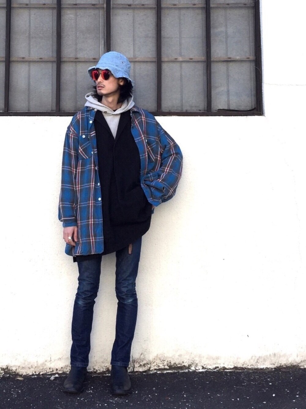 「vintage、yohjiyamamoto、APC、petit new standard、Champion、mykita、bernhard willhelm、Martin Margiela」｜「VINTAGEのアイテム（ハット、ブルー系）」を使った、君嶋麻耶さん（メンズ・176cm）の冬コーディネートの1枚目の写真