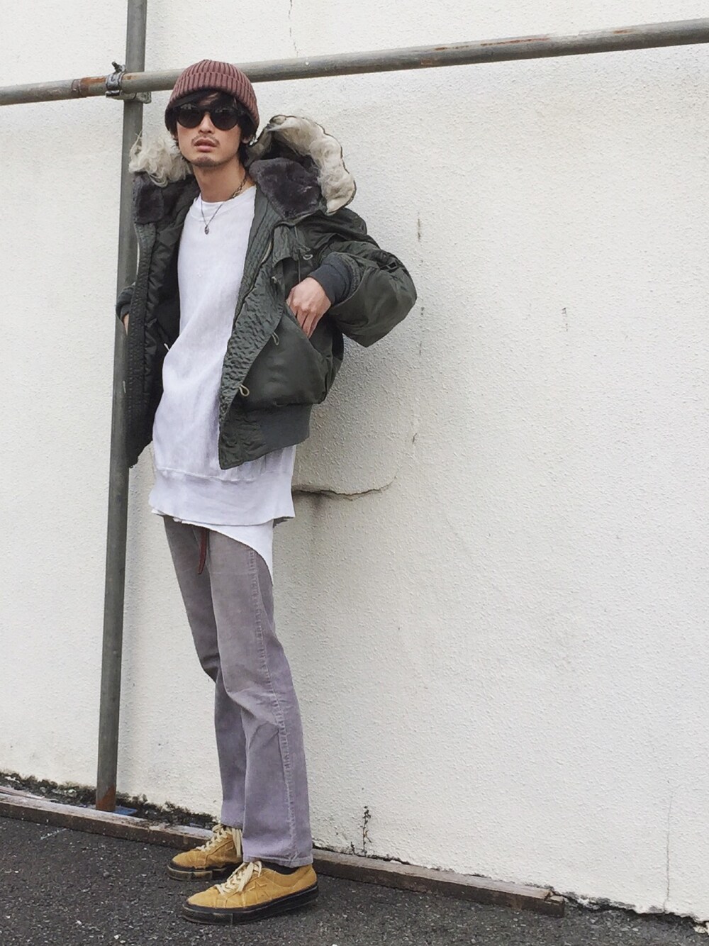 「VINTAGE、N-2B、Champion、REVERSE WEAVE、Levis、519、converse、KIJIMA TAKAYUKI、Oliver goldsmith」｜「UNITED ARROWSの＜KIJIMA TAKAYUKI（キジマタカユキ）＞T RIB KNITCAP（ニットキャップ/ビーニー、ブラウン系）」を使った、君嶋麻耶さん（メンズ・176cm）の秋コーディネートの1枚目の写真