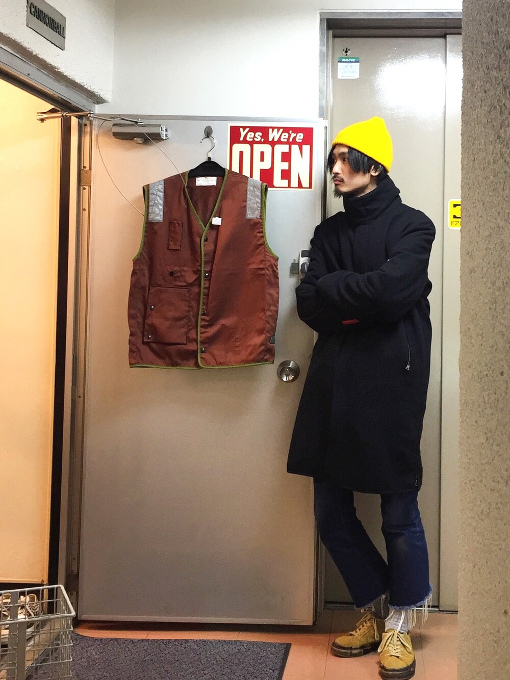 「vintage、PRADA、PRADA SPORT、Levi's、517、converse、onestar、KIJIMA TAKAYUKI、町田、cannonball」｜「KIJIMA TAKAYUKIのアイテム（ニットキャップ/ビーニー、イエロー系）」を使った、君嶋麻耶さん（メンズ・176cm）の冬コーディネートの1枚目の写真