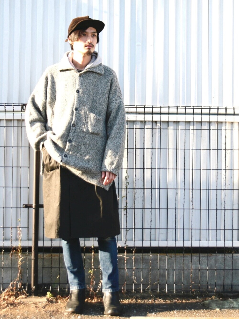 「INIS MEAIN、yohjiyamamoto、ys、ysformen、APC、APCデニム、Martin Margiela、new york hat」｜「ONSPOTZのNEW YORK HAT CAP CORDUROY TRUCKER BLACK（キャップ、ブラック系）」を使った、君嶋麻耶さん（メンズ・176cm）の冬コーディネートの1枚目の写真