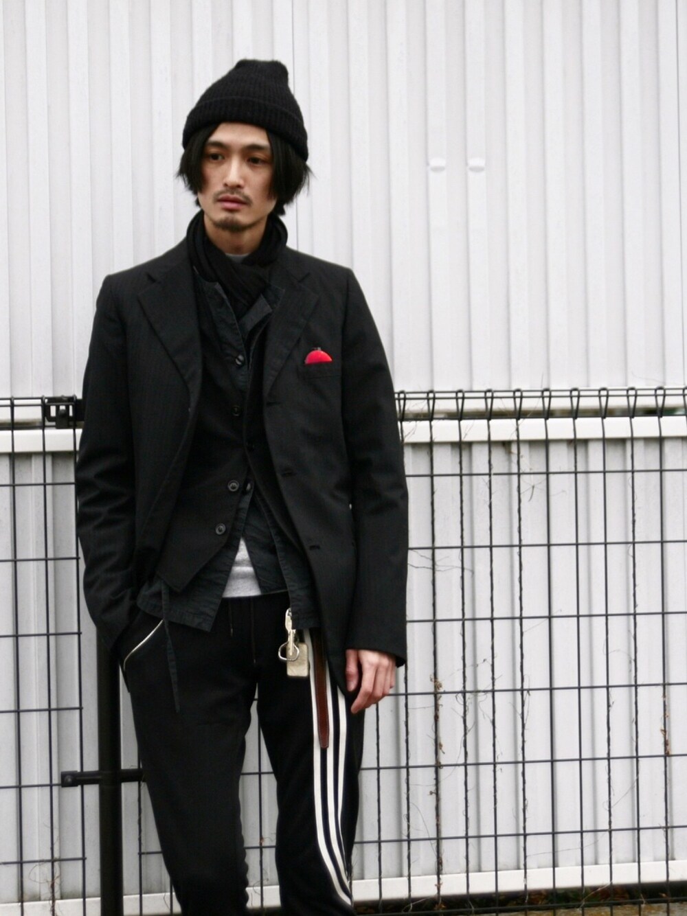 「vintage、Martin Margiela、iroquois、yohjiyamamoto、Y-3、テーラードジャケット、レイヤードスタイル、古着、ブラック」｜「VINTAGEのアイテム（ニットキャップ/ビーニー、ブラック系）」を使った、君嶋麻耶さん（メンズ・176cm）の冬コーディネートの1枚目の写真