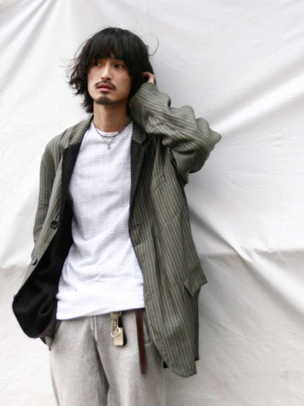 「yohjiyamamoto、yohji yamamoto pour homme、Martin Margiela、Y-3、adidas、大人カジュアル、オーバーサイズ、古着MIX」｜「Yohji Yamamoto POUR HOMMEのアイテム（テーラードジャケット、グレー系）」を使った、君嶋麻耶さん（メンズ・176cm）の春コーディネートの1枚目の写真