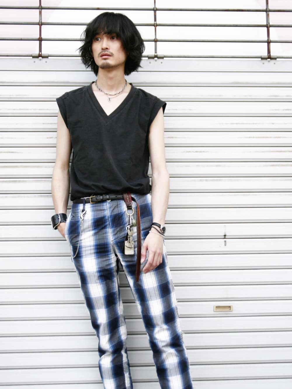 「PRADA、vintage、TAKAHIROMIYASHITA The SoloIst. 」｜「PRADAのアイテム（Tシャツ/カットソー、ブラック系）」を使った、君嶋麻耶さん（メンズ・176cm）の夏コーディネートの1枚目の写真