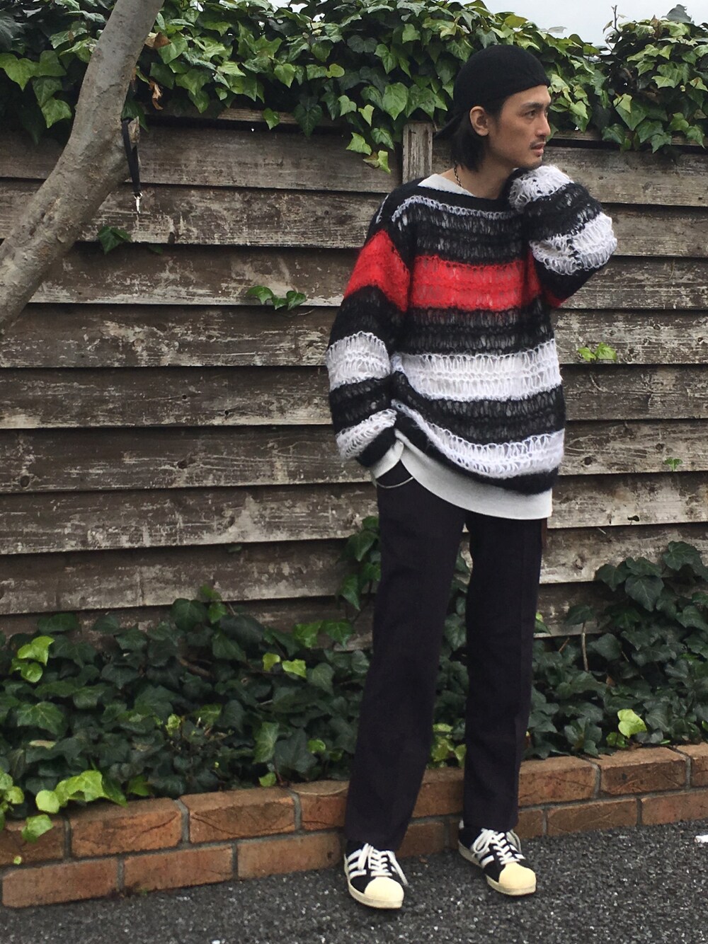 「vintage、古着、古着MIX、古着コーデ、SEDITIONARIES、ビックシルエット、キャップ、スニーカー、adidas」｜「SEDITIONARIESのアイテム（ニット/セーター、レッド系）」を使った、君嶋麻耶さん（メンズ・176cm）の春コーディネートの1枚目の写真