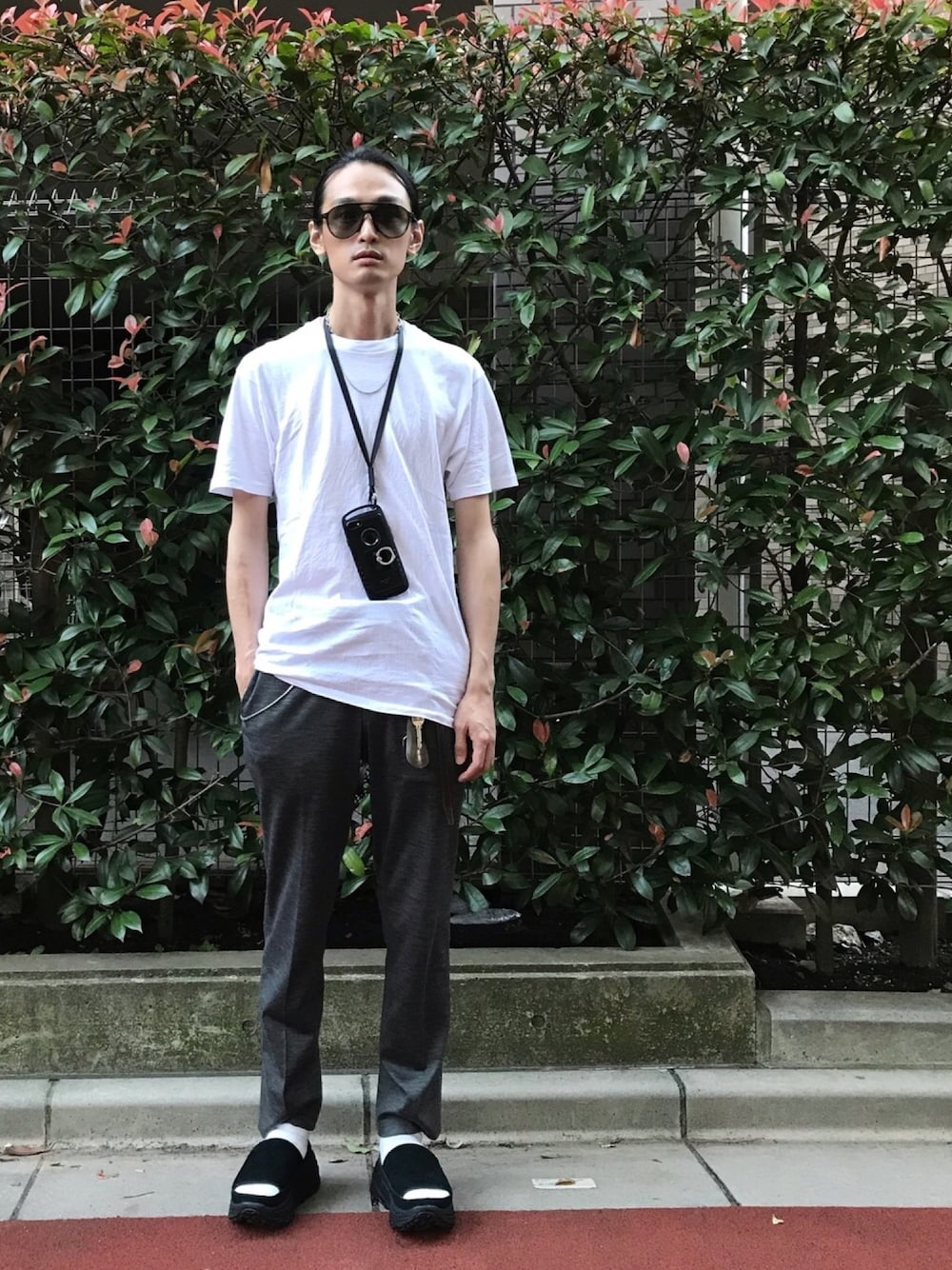 「GIVENCHY、vintage、N.HOOLYWOOD、UGG、STANDARD SUPPLY、ROOT CO、白Tシャツ、サンダル、スポーツサンダル」｜「GIVENCHYのGIVENCHY/ジバンシー/Sunglasses GV7076/S561ED 9O（サングラス、その他）」を使った、君嶋麻耶さん（メンズ・176cm）の夏コーディネートの1枚目の写真