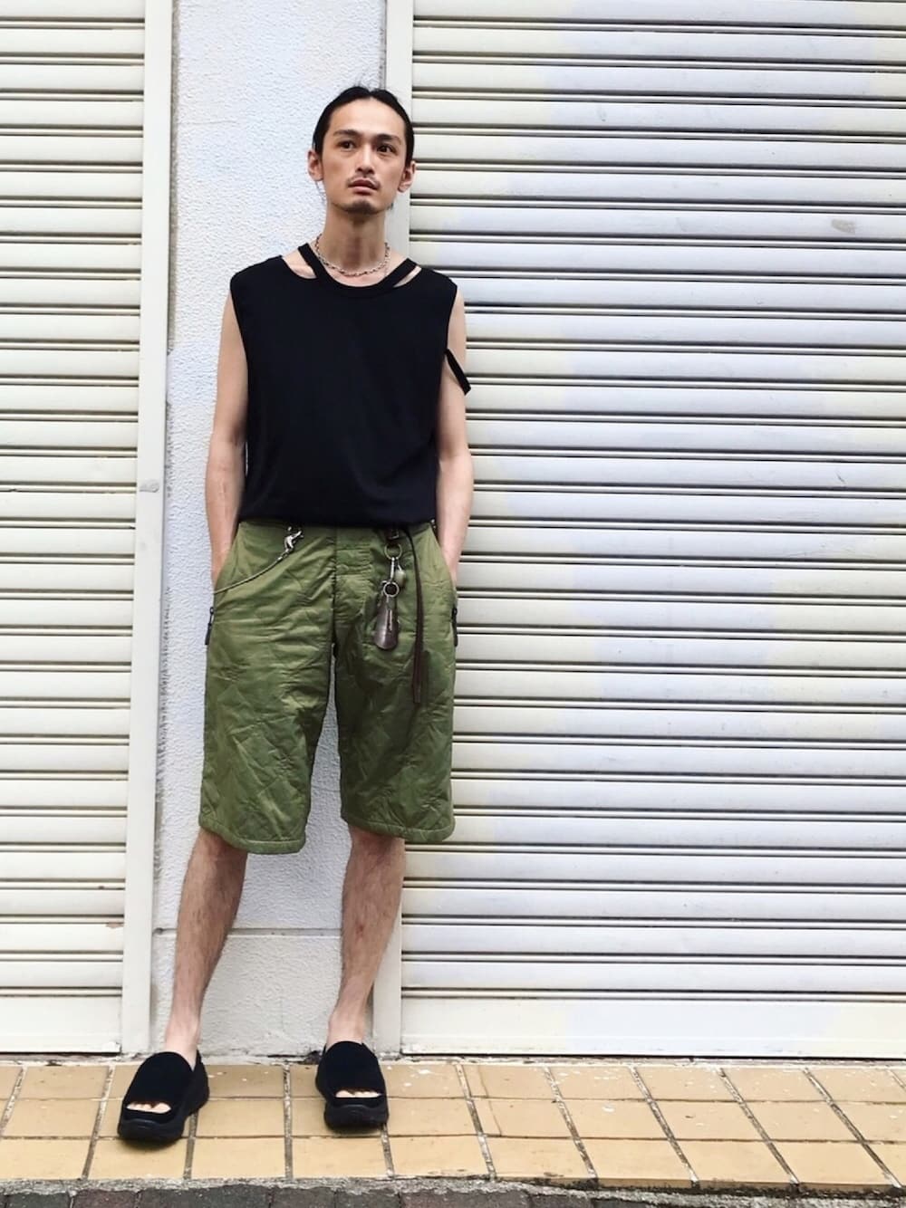 「UNACT、N.HOOLYWOOD、UGG、古着、古着MIX、ショーツ、ショートパンツ、サンダル、スポーツサンダル」｜「UNACTのASYMMETRIC SLIT SLEEVELESS C-S（タンクトップ、ブラック系）」を使った、君嶋麻耶さん（メンズ・176cm）の夏コーディネートの1枚目の写真