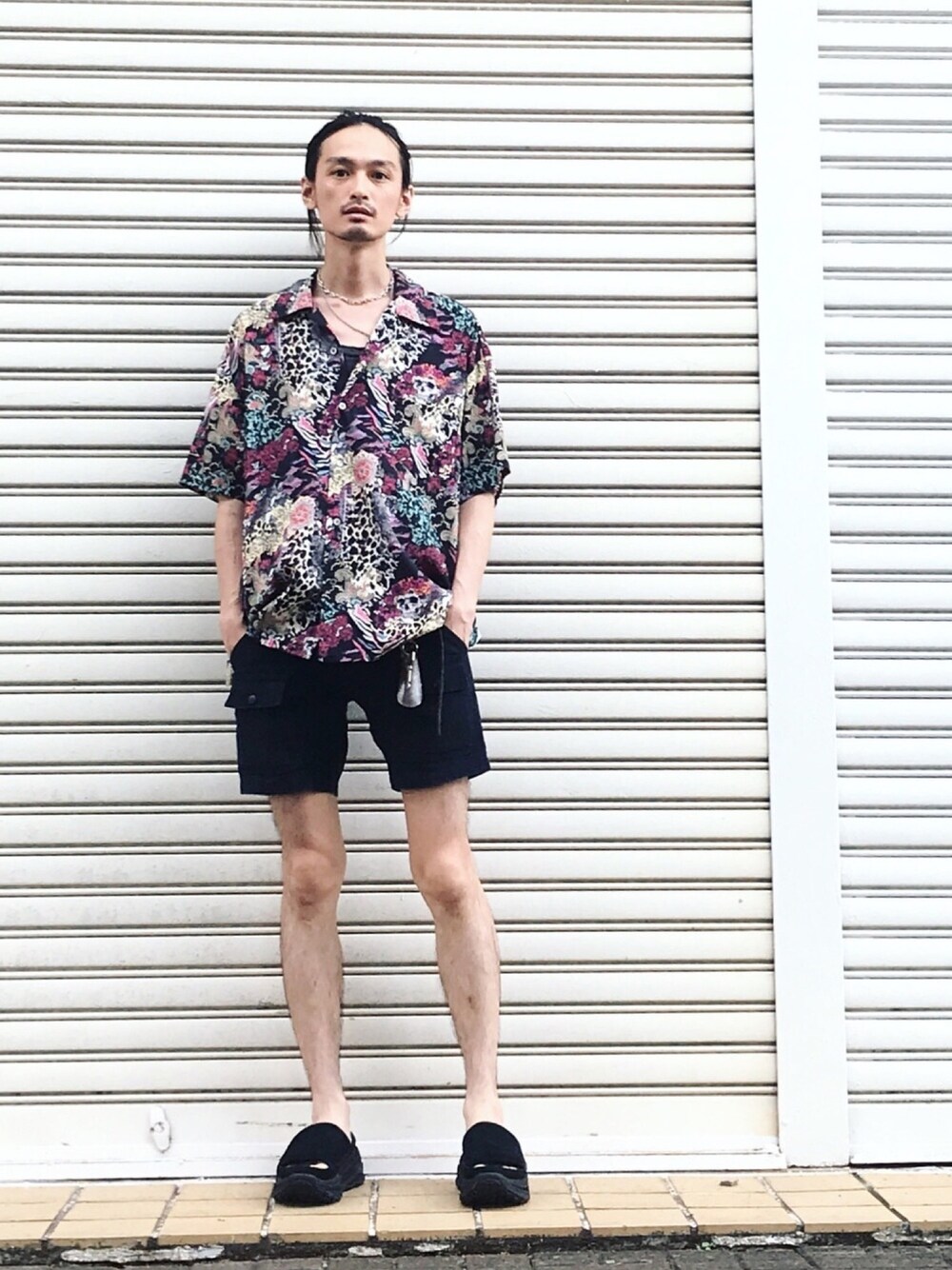 「iroquois、N.HOOLYWOOD、UGG、vintage、古着、古着MIX、柄シャツ、スポーツサンダル」｜「IroquoisのJAM DEAD YEAR SH（シャツ/ブラウス、レッド系）」を使った、君嶋麻耶さん（メンズ・176cm）の夏コーディネートの1枚目の写真