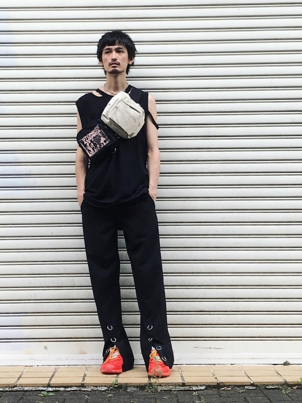 「RAF SIMONS、UNACT、N.HOOLYWOOD、New Balance、スニーカー、ハイテクスニーカー、ダッドスニーカー、差し色、オレンジ」｜「UNACTのASYMMETRIC SLIT SLEEVELESS C-S（タンクトップ、ブラック系）」を使った、君嶋麻耶さん（メンズ・176cm）の夏コーディネートの1枚目の写真