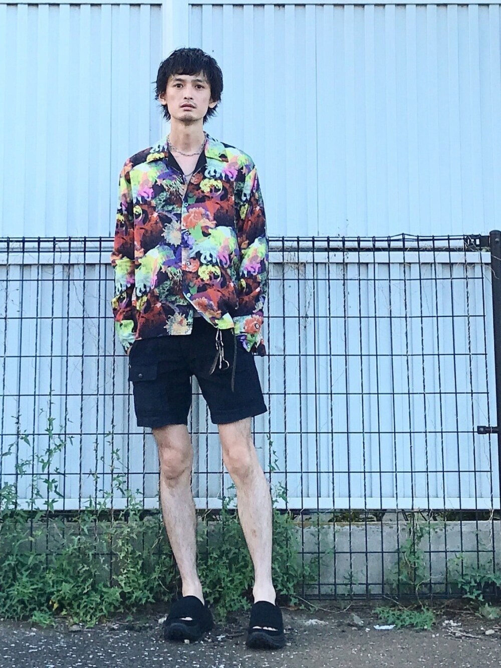 「iroquois、N.HOOLYWOOD、UGG、vintage、古着、古着MIX、柄シャツ、秋のコーデ」｜「Iroquoisの花札 HANAFUDA SIDE-SLIT SH（シャツ/ブラウス、ブラック系）」を使った、君嶋麻耶さん（メンズ・176cm）の夏コーディネートの1枚目の写真