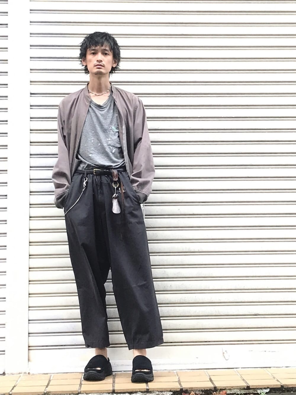 「N.HOOLYWOOD、vintage、古着、古着MIX、ブルゾン、ライトアウター」｜「N.HOOLYWOODのSANDAL【N.HOOLYWOOD COMPILE × UGG】（サンダル、ブラック系）」を使った、君嶋麻耶さん（メンズ・176cm）の秋コーディネートの1枚目の写真