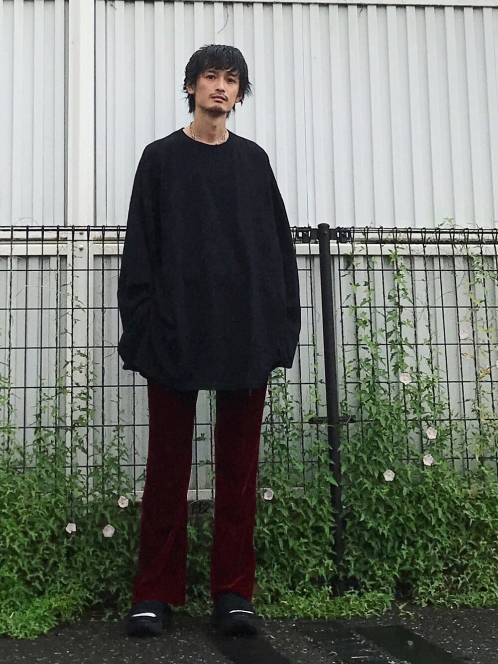 「FACETASM、N.HOOLYWOOD、UGG、vintage、古着、古着MIX、ベルベット、フレアパンツ」｜「FACETASMのVELVET PANTS（その他パンツ、レッド系）」を使った、君嶋麻耶さん（メンズ・176cm）の秋コーディネートの1枚目の写真