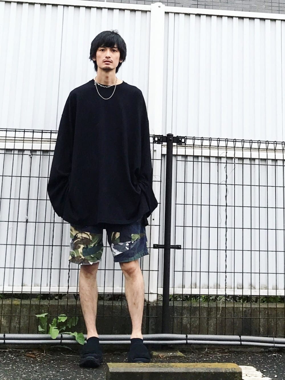 「N.HOOLYWOOD、UGG、vintage、古着、古着MIX、ビッグシルエット、ビッグT、オーバーサイズ」｜「N.HOOLYWOODのSANDAL【N.HOOLYWOOD COMPILE × UGG】（サンダル、ブラック系）」を使った、君嶋麻耶さん（メンズ・176cm）の秋コーディネートの1枚目の写真