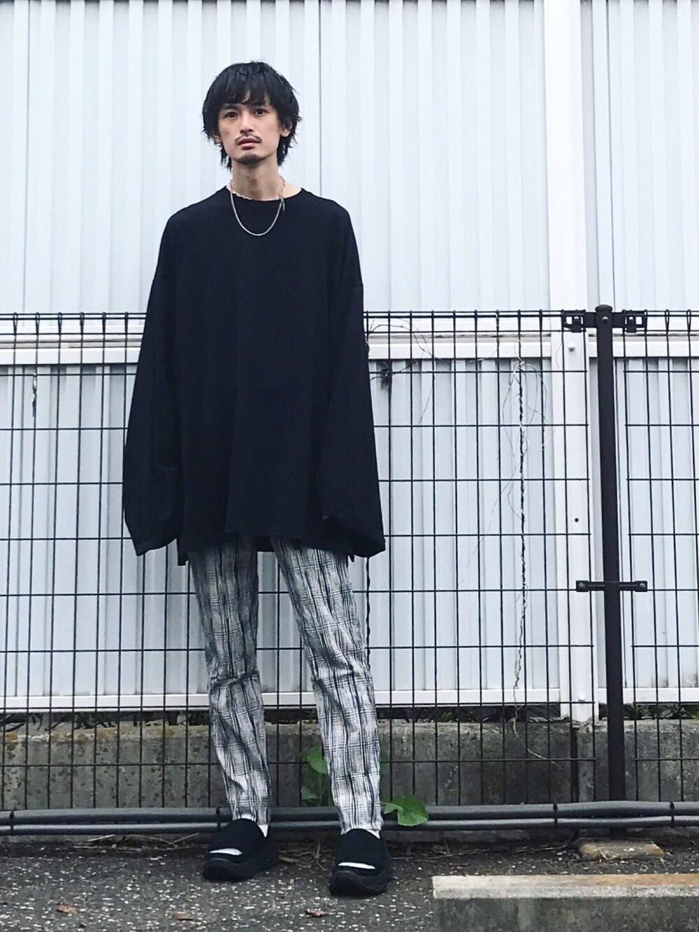 「N.HOOLYWOOD、UGG、vintage、古着、古着MIX、ビッグシルエット、ビッグT、オーバーサイズ」｜「N.HOOLYWOODのSANDAL【N.HOOLYWOOD COMPILE × UGG】（サンダル、ブラック系）」を使った、君嶋麻耶さん（メンズ・176cm）の秋コーディネートの1枚目の写真