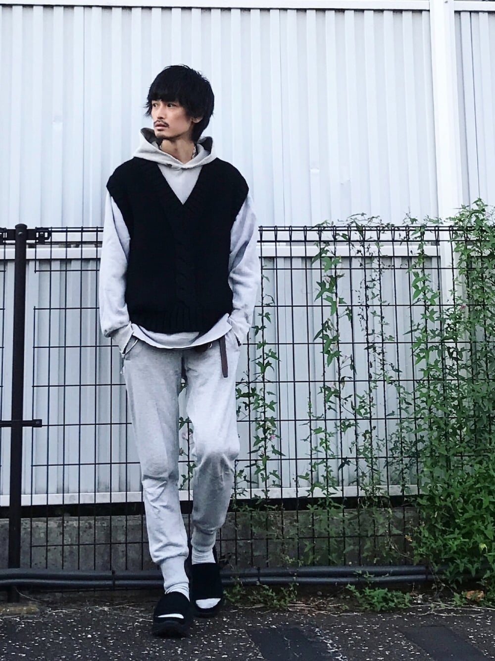 「kuro、N.HOOLYWOOD、UGG、vintage、古着、古着MIX、ニット、ニットベスト×パーカー、レイヤードスタイル」｜「N.HOOLYWOODのSANDAL【N.HOOLYWOOD COMPILE × UGG】（サンダル、ブラック系）」を使った、君嶋麻耶さん（メンズ・176cm）の秋コーディネートの1枚目の写真
