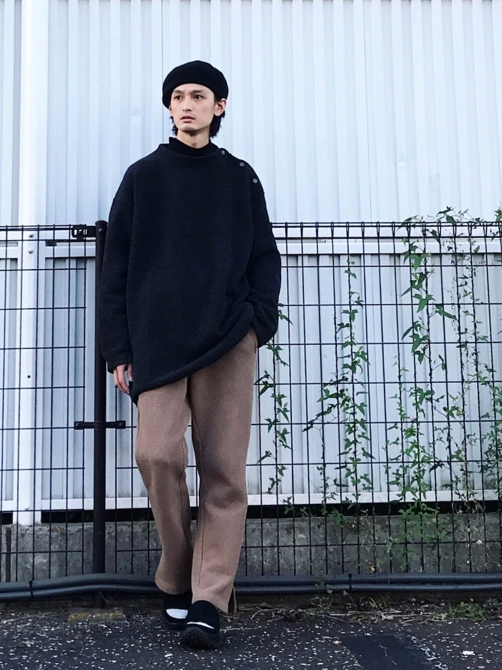 「iroquois、crepuscule、N.HOOLYWOOD、UGG、vintage、古着、古着MIX、ニットパンツ、イージーパンツ」｜「IroquoisのC/MO MOCK NECK CS（Tシャツ/カットソー、ブラック系）」を使った、君嶋麻耶さん（メンズ・176cm）の秋コーディネートの1枚目の写真