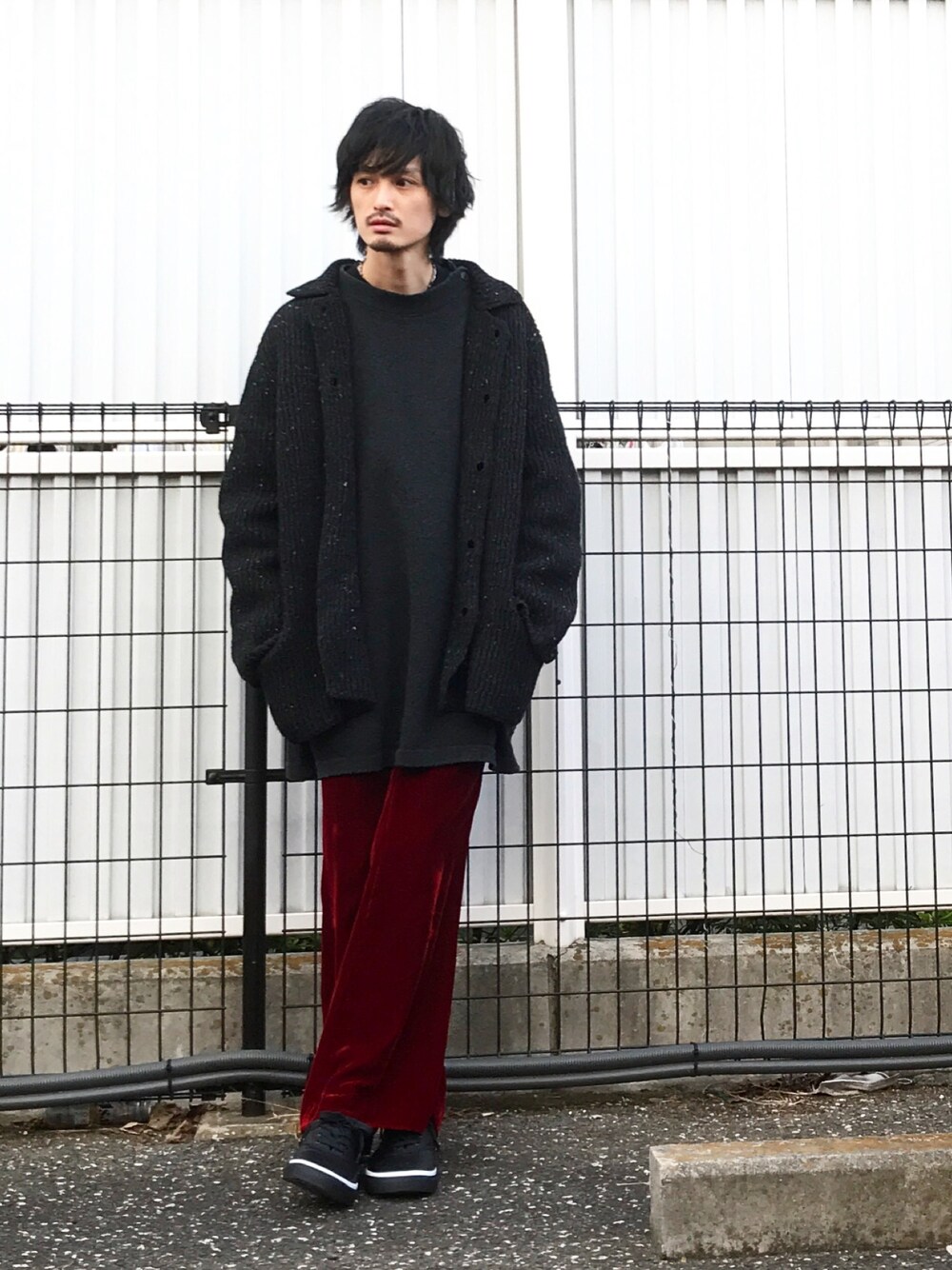 「knot、FACETASM、sperry top sider、N.HOOLYWOOD、vintage、古着、古着MIX、ニット、ニットアウター」｜「FACETASMのVELVET PANTS（その他パンツ、レッド系）」を使った、君嶋麻耶さん（メンズ・176cm）の秋コーディネートの1枚目の写真