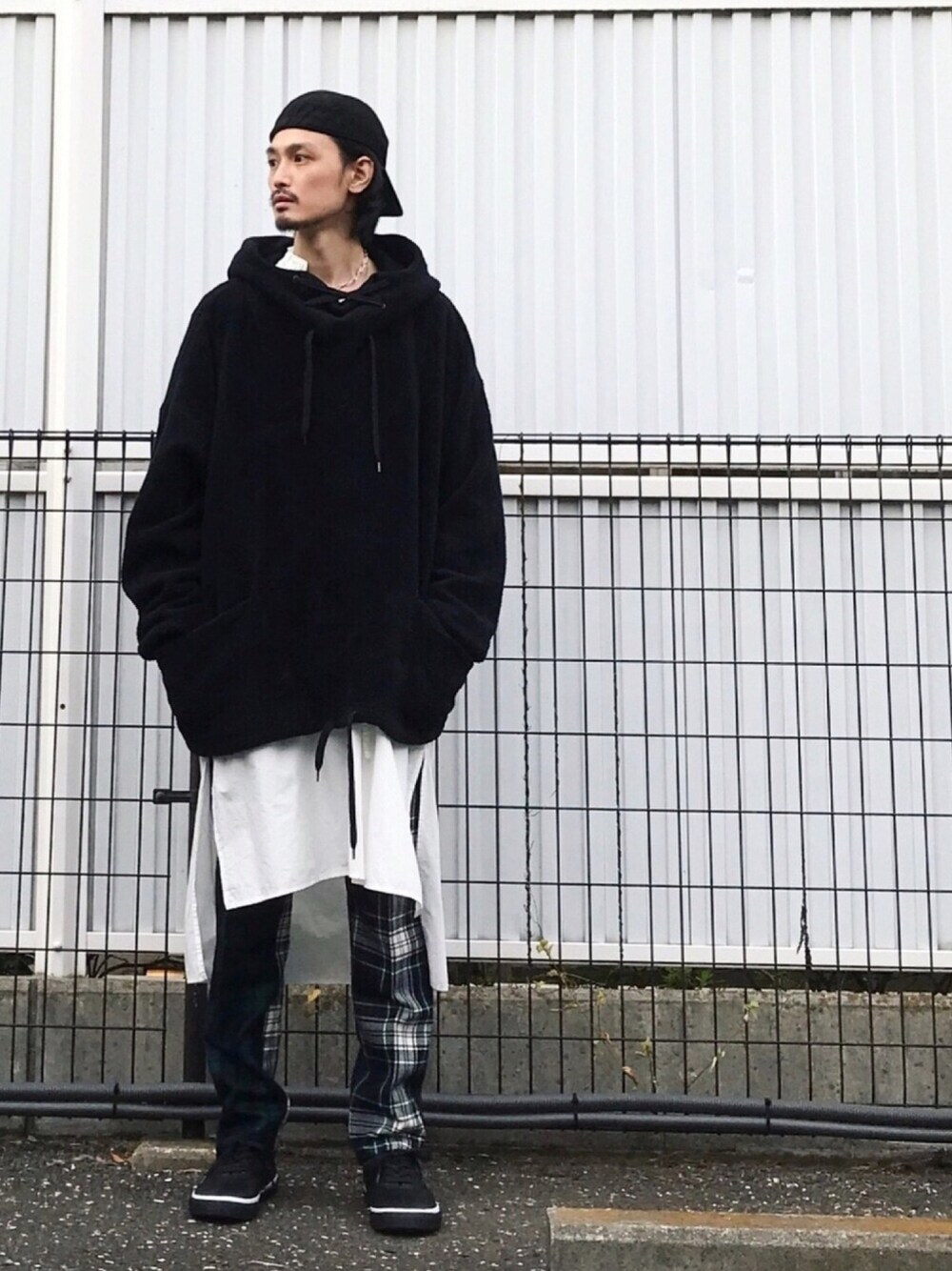 「iroquois、UNACT、N.HOOLYWOOD、sperry top sider、vintage、古着、古着MIX、チェック、チェックパンツ」｜「IroquoisのBRUSH HOODIE（パーカー、ブラック系）」を使った、君嶋麻耶さん（メンズ・176cm）の秋コーディネートの1枚目の写真