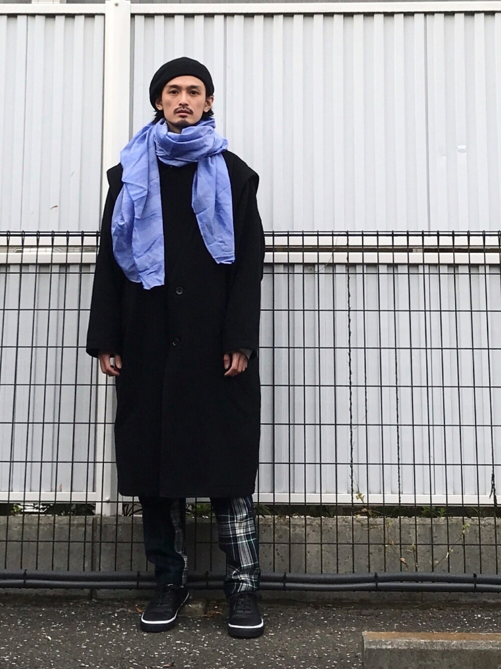 「iroquois、N.HOOLYWOOD、sperry top sider、vintage、古着、古着MIX、チェック、チェックパンツ」｜「IroquoisのTOP MOSSER OVER COAT（その他アウター、ブラック系）」を使った、君嶋麻耶さん（メンズ・176cm）の秋コーディネートの1枚目の写真