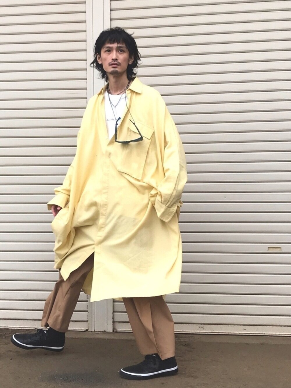 「iroquois、N.HOOLYWOOD、ロングシャツ、ワンピース、ロングワンピース、marrakshi life」｜「TOMORROWLAND のMARRAKSHI LIFE ビッグシルエットシャツワンピース（ワンピース、イエロー系）」を使った、君嶋麻耶さん（メンズ・176cm）の冬コーディネートの1枚目の写真