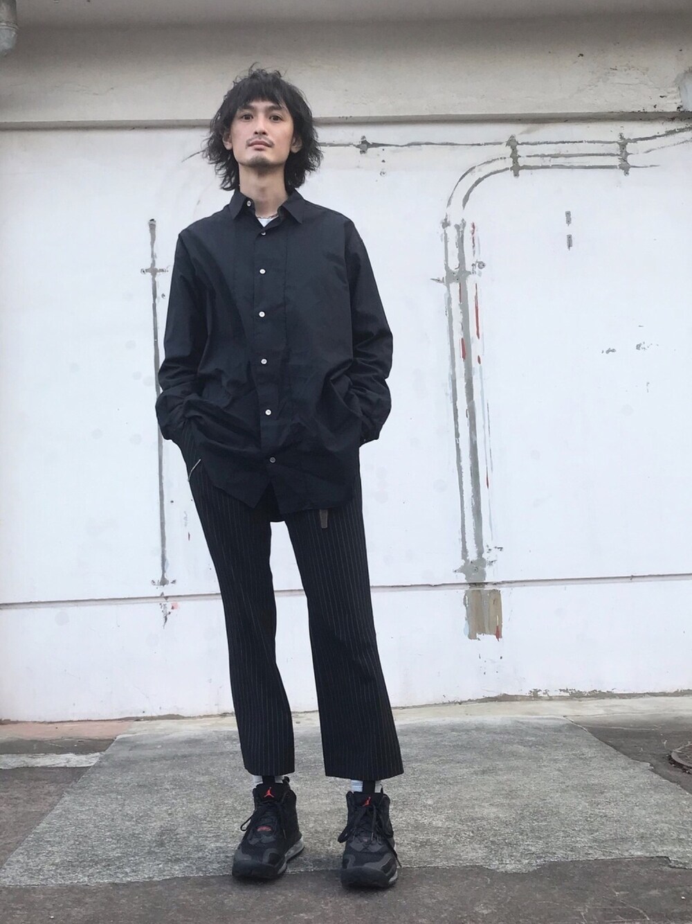 「iroquois、NIKE、Jordan、AIR JORDAN、vintage、オールブラック、古着、古着MIX」｜「IroquoisのT/R SLIM FLARE SL（スラックス、ブラック系）」を使った、君嶋麻耶さん（メンズ・176cm）の春コーディネートの1枚目の写真