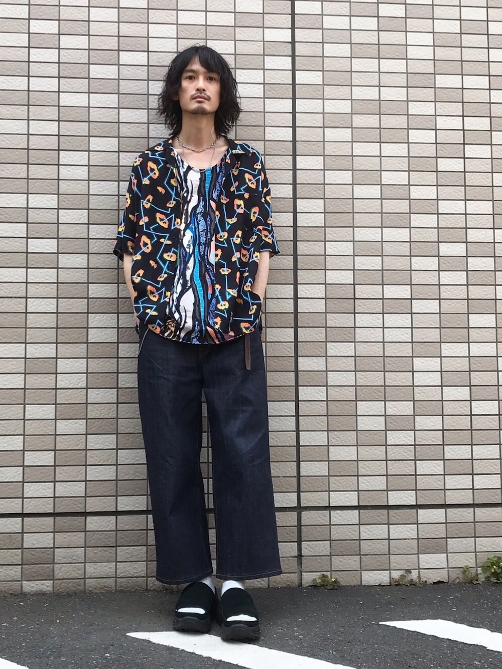 「iroquois、COMME des GARCONS、JUNYA WATANABE MAN、N.HOOLYWOOD、UGG、柄シャツ、ワイドパンツ、ワイドデニム」｜「IroquoisのDEAD HEADS T/T（タンクトップ、ブルー系）」を使った、君嶋麻耶さん（メンズ・176cm）の春コーディネートの1枚目の写真