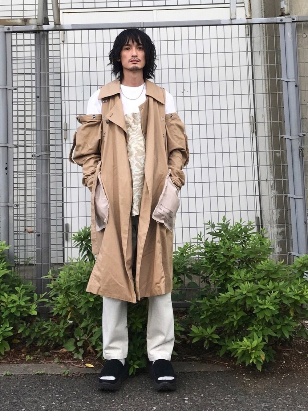 「meagratia、CULLNI、CONTROLLA＋、コート、コートスタイル、スリット」｜「meagratiaのアイテム（ジャケット/アウター、ベージュ系）」を使った、君嶋麻耶さん（メンズ・176cm）の春コーディネートの1枚目の写真