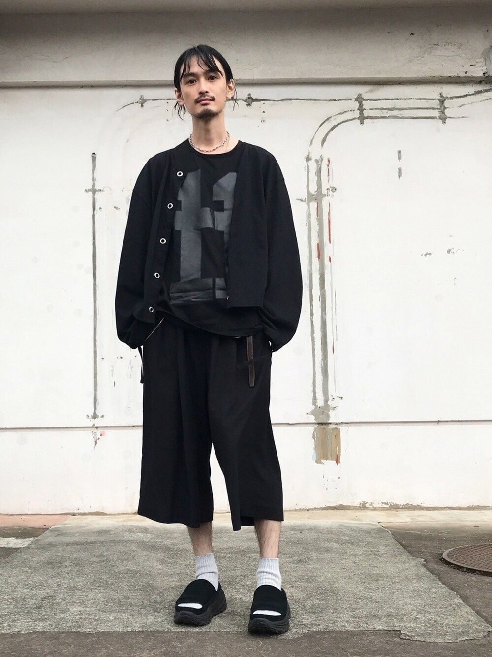 「UNACT、iroquois、N.HOOLYWOOD、黒子、黒コーデ、ブラック、ワイドショーツ」｜「UNACTのCUFFS BONDAGE SHORT JAKET（スウェット、ブラック系）」を使った、君嶋麻耶さん（メンズ・176cm）の夏コーディネートの1枚目の写真