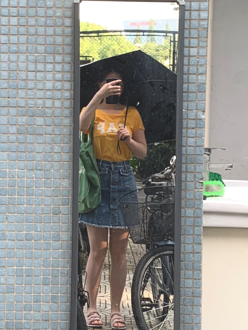 「同济大学」｜「GAPのアイテム（Tシャツ/カットソー、イエロー系）」を使った、jjlin1307さん（レディース・160cm）の夏コーディネートの1枚目の写真