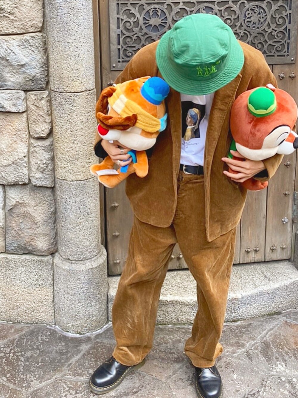 ブラウン系のテーラードジャケット、ホワイト系のTシャツ/カットソー、ブラック系のドレスシューズを着用したメンズの冬コーディネートの1枚目の写真
