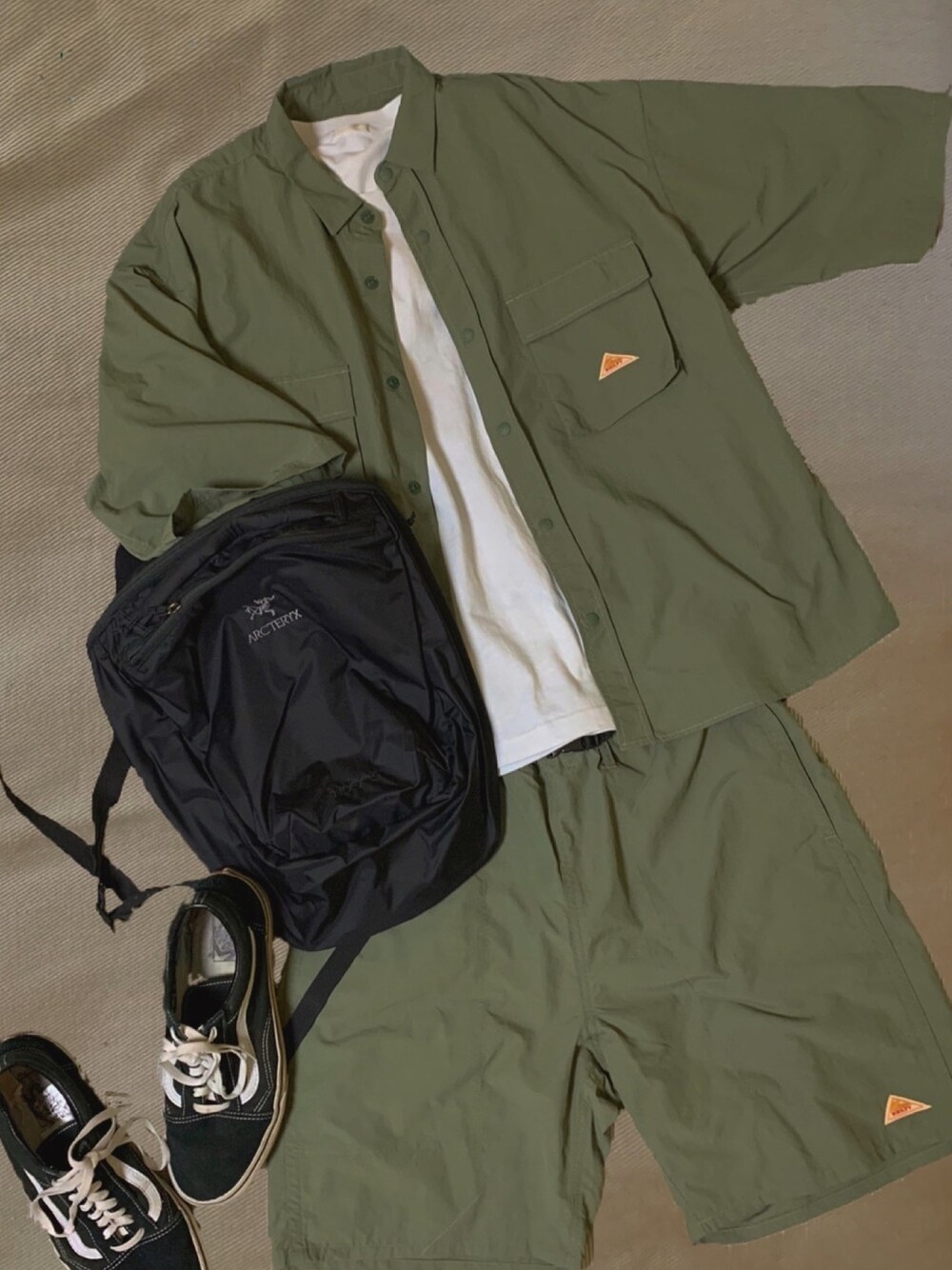 「シンプルコーデ、セットアップ、おしゃれさんと繋がりたい、春夏コーデ、古着、古着MIX、古着コーデ、古着好きな人と繋がりたい」｜「KELTYの【WEB限定】KELTY/ケルティー別注ビックシルエットシェフCPOシャツ/ユニセックスでオススメ！！（シャツ/ブラウス、グリーン系）」を使った、すけさん（メンズ・168cm）の春コーディネートの1枚目の写真
