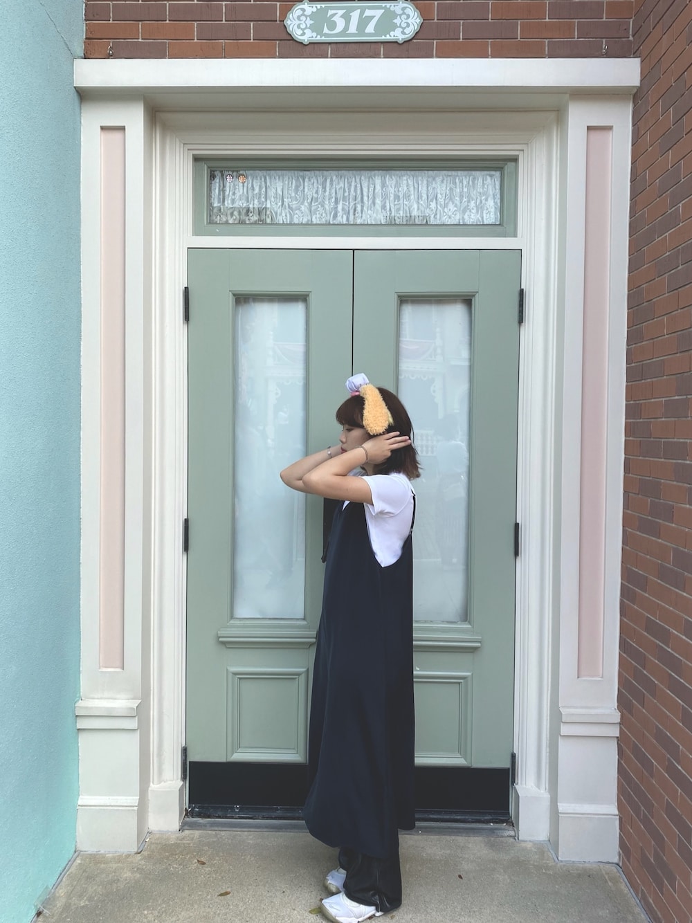 「夏、アースカラー、ootd、カジュアル、サンダル、タートルネック、ハット、ママコーデ、ラフ、ラクチンコーデ」｜「UNIQLOのキャミソールワンピース（ワンピース、ブラック系）」を使った、橋さん（レディース・156cm）の春コーディネートの1枚目の写真