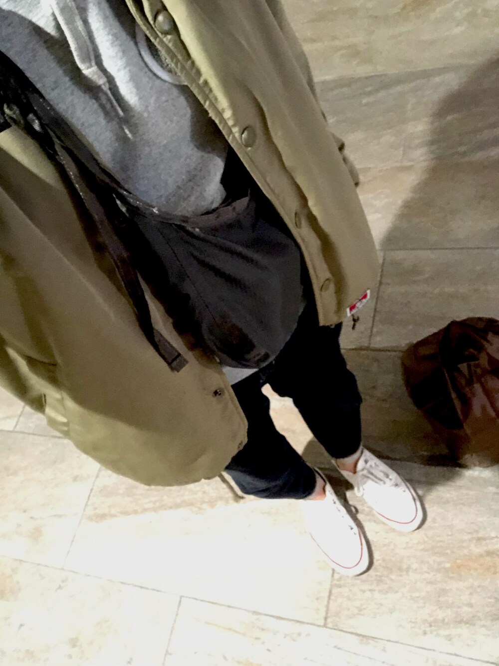 「買い物」｜「CONVERSEのコンバース CONVERSE CANVAS ALL STAR OX（スニーカー、ホワイト系）」を使った、ningenさん（レディース・155cm）の冬コーディネートの1枚目の写真