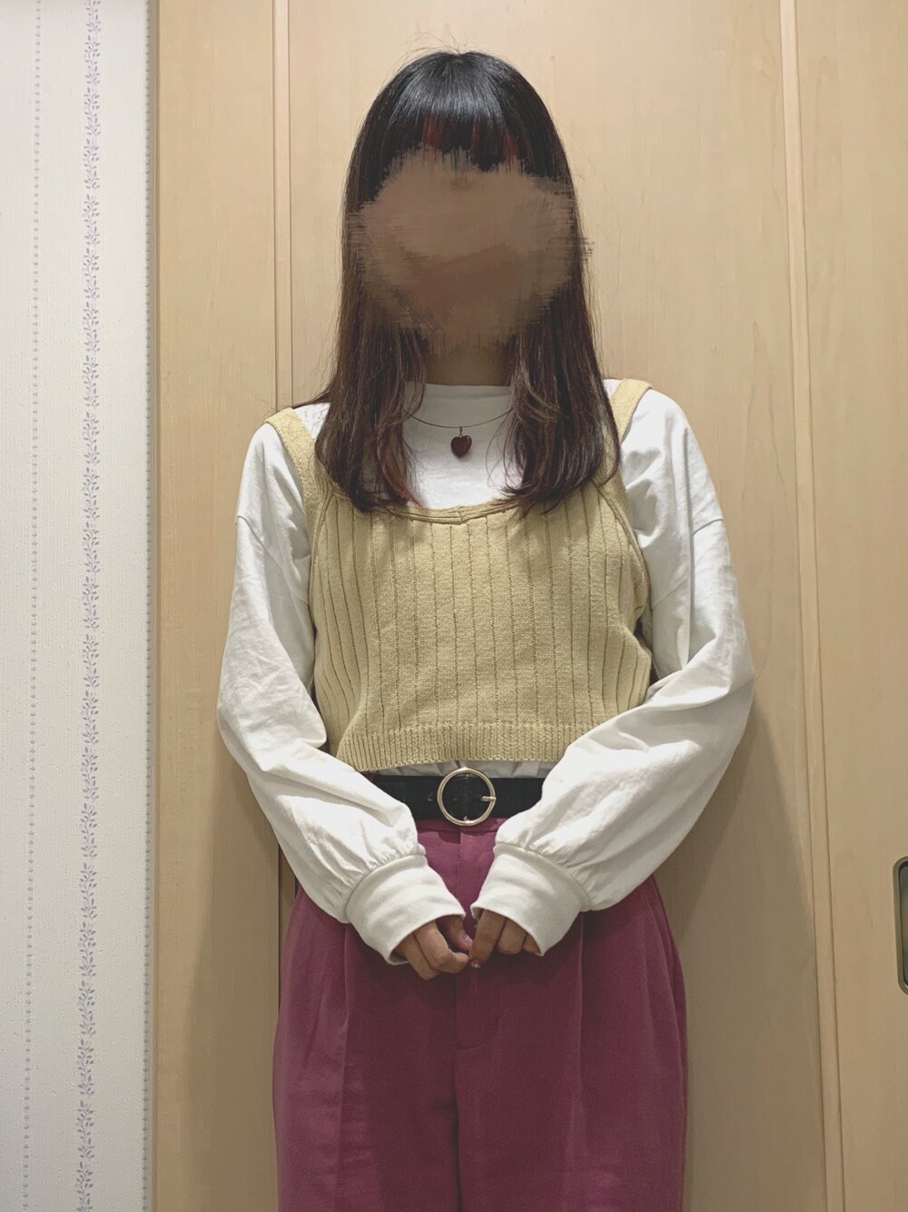 「平成最後のWEARISTAセンバツ、アラビアンコースト、ビスチェ、レイヤード、ニットビスチェ、パンツ、ピンク、ベージュ、春コーデ」｜「WEGOのWEGO/ボリュームスリーブロンT（Tシャツ/カットソー、ホワイト系）」を使った、すまいる☻さん（レディース・164cm）の春コーディネートの1枚目の写真