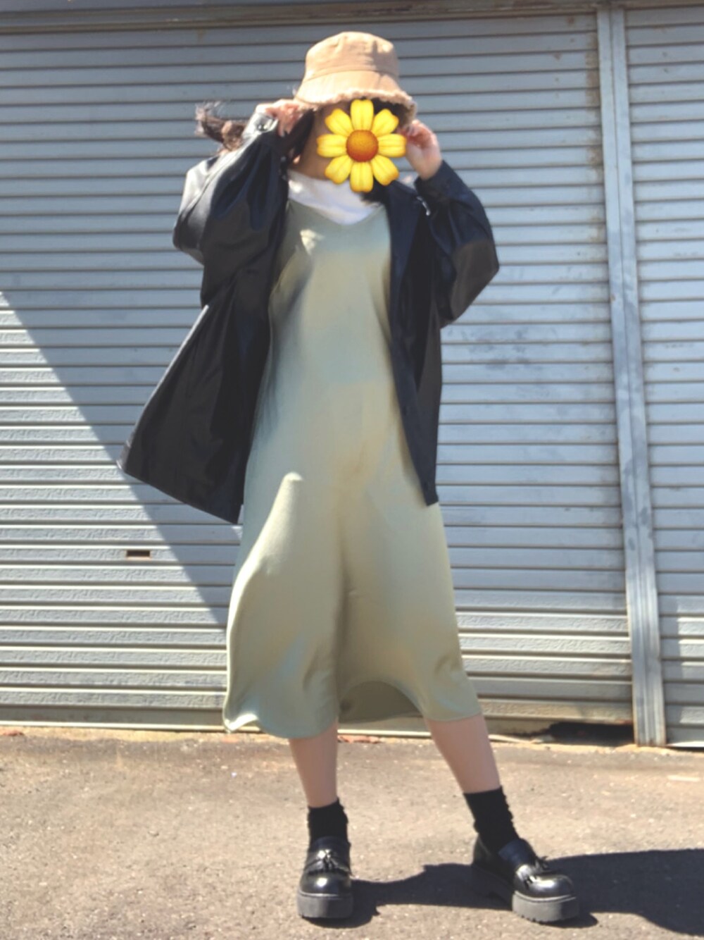 「はるコーデ、春コーデ、大人ガーリー、春、フェイクレザー、ワンピース、サテン、ピスタチオ、バケットハット、春カラー」｜「WEGOのWEGO/フリンジバケットハット（ハット、ブラウン系）」を使った、すまいる☻さん（レディース・164cm）の春コーディネートの1枚目の写真