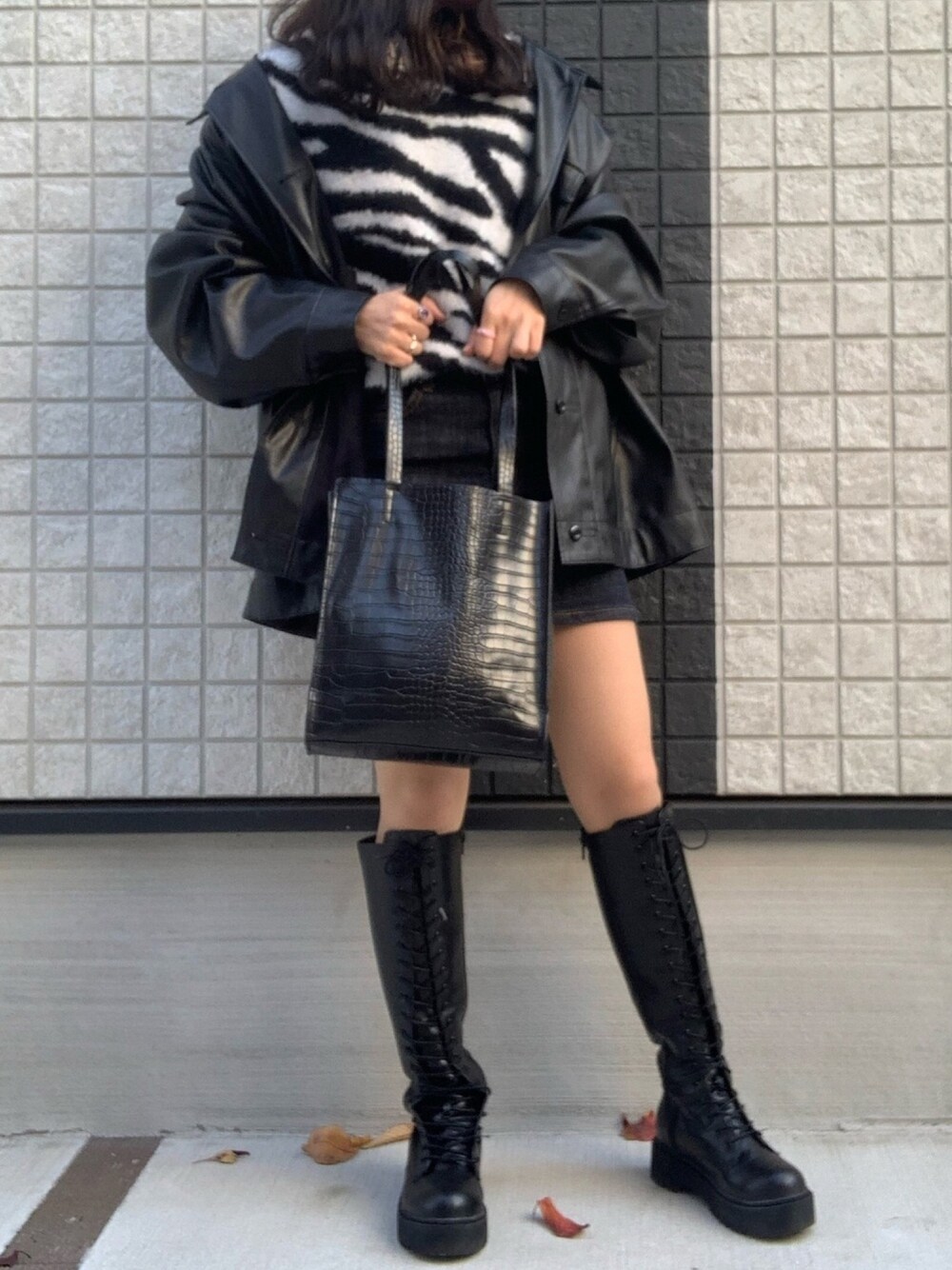 「ootd、ブーツスタイル、モノトーンコーデ、ロングブーツ、ゼブラ柄、アニマル、フェイクレザー、AliExpress、ブーツ、シャギーニット」｜「Kastaneのフェイクレザーオーバージャケット（カバーオール、ブラック系）」を使った、すまいる☻さん（レディース・164cm）の冬コーディネートの1枚目の写真