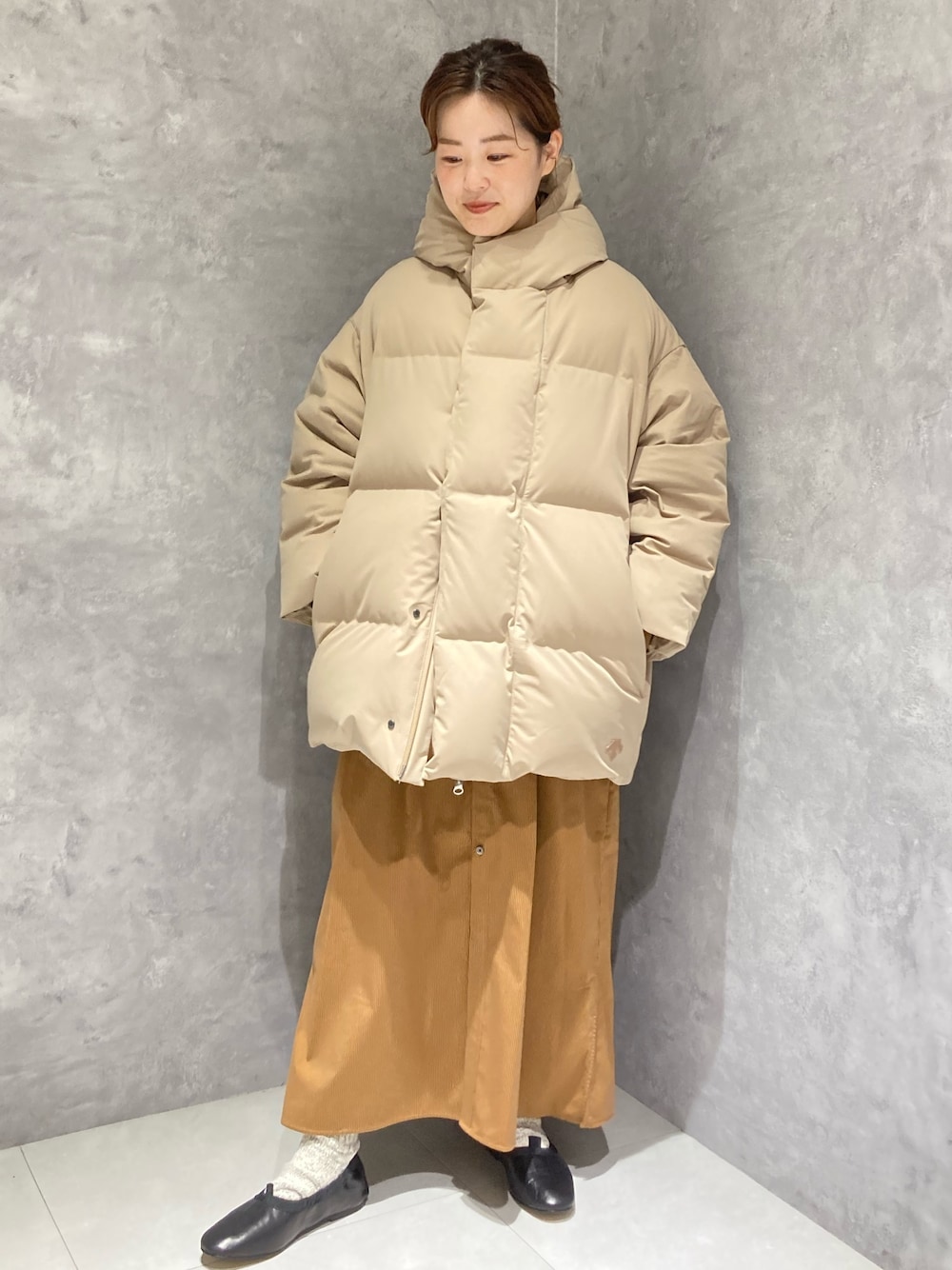 「Bshop、ビショップ、Bshop池袋ルミネ店、DESCENTE、水沢ダウン、ダウン、TICCA、SPELTA」｜「DESCENTEの【DESCENTE ALLTERRAIN】〈別注〉水沢ダウン ミドルジャケット WOMEN（ダウンジャケット/コート、ベージュ系）」を使った、MIOさん（レディース・153cm）の秋コーディネートの1枚目の写真