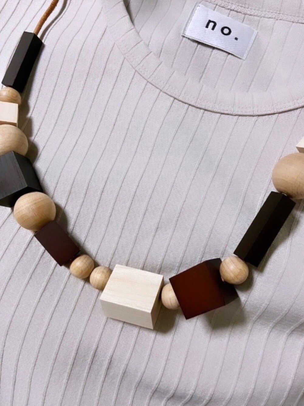 グレー系のTシャツ/カットソー、ブルー系のデニムパンツ、ブラック系のサンダルを着用したメンズの夏コーディネートの1枚目の写真